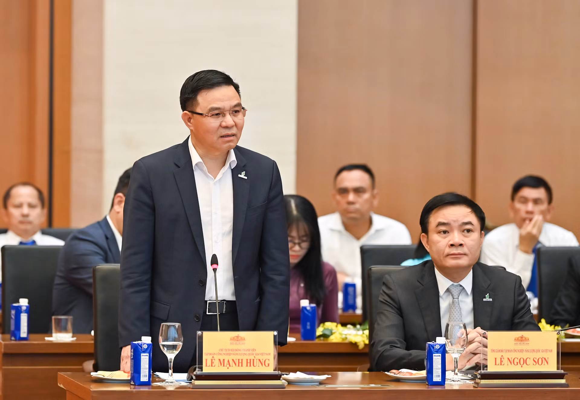 Chủ tịch Tập đoàn Công nghiệp-Năng lượng quốc gia Việt Nam Lê Mạnh Hùng phát biểu tại buổi gặp mặt. Chủ tịch Tập đoàn Công nghiệp-Năng lượng quốc gia Việt Nam Lê Mạnh Hùng phát biểu tại buổi gặp mặt.