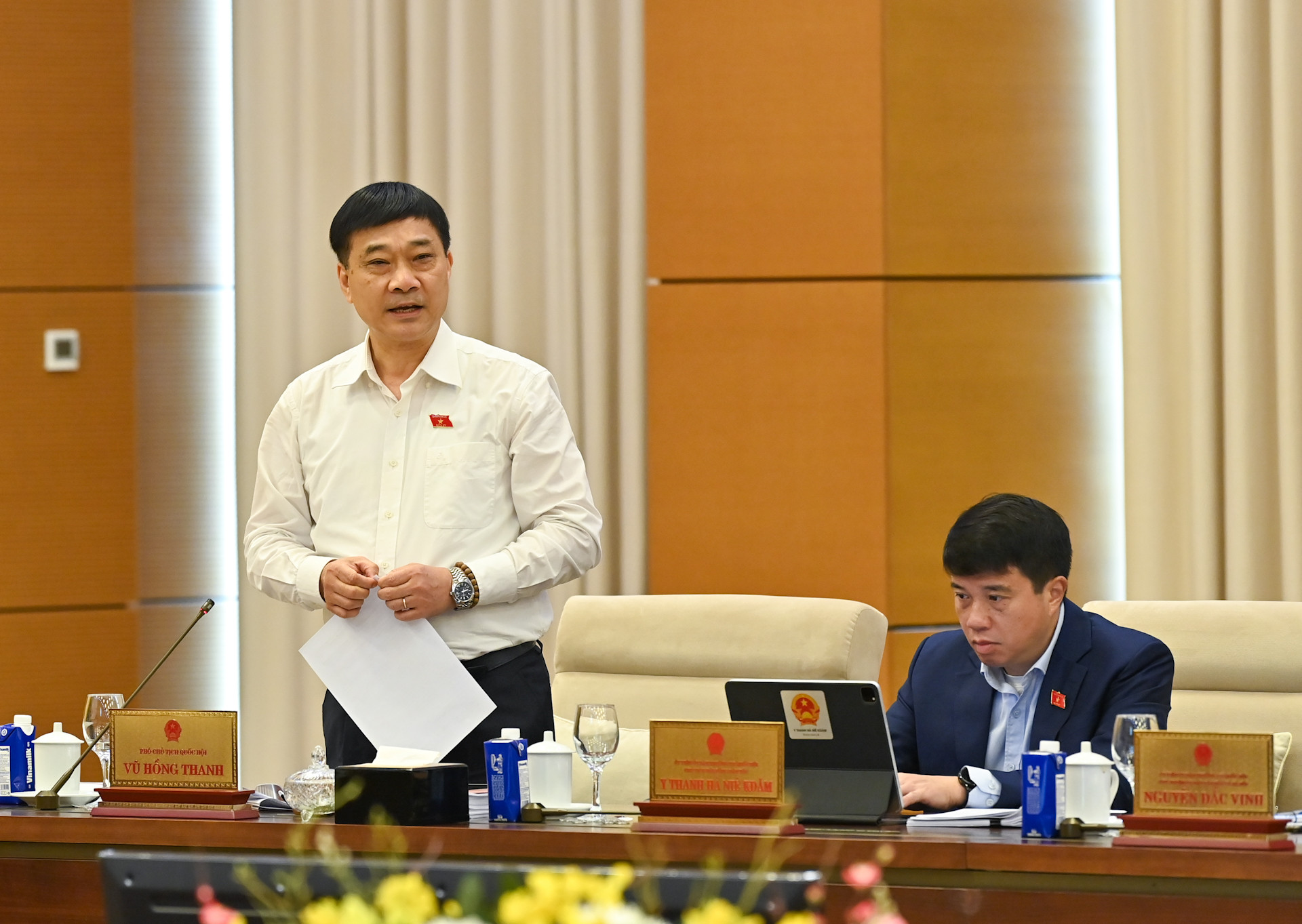 Phó Chủ tịch Quốc hội Vũ Hồng Thanh phát biểu ý kiến tại phiên họp.