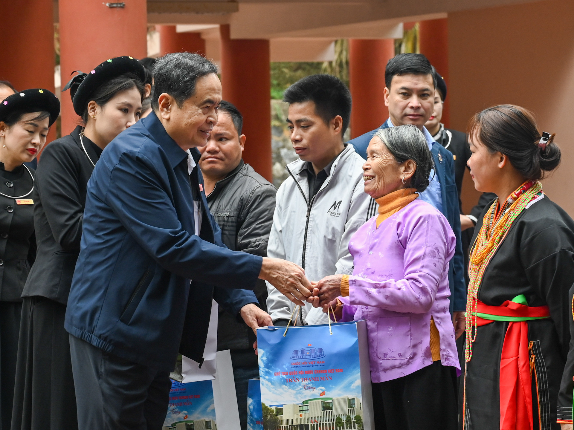 Chủ tịch Quốc hội Trần Thanh Mẫn trao quà, tặng các gia đình chính sách của xã Trung Yên, huyện Sơn Dương.