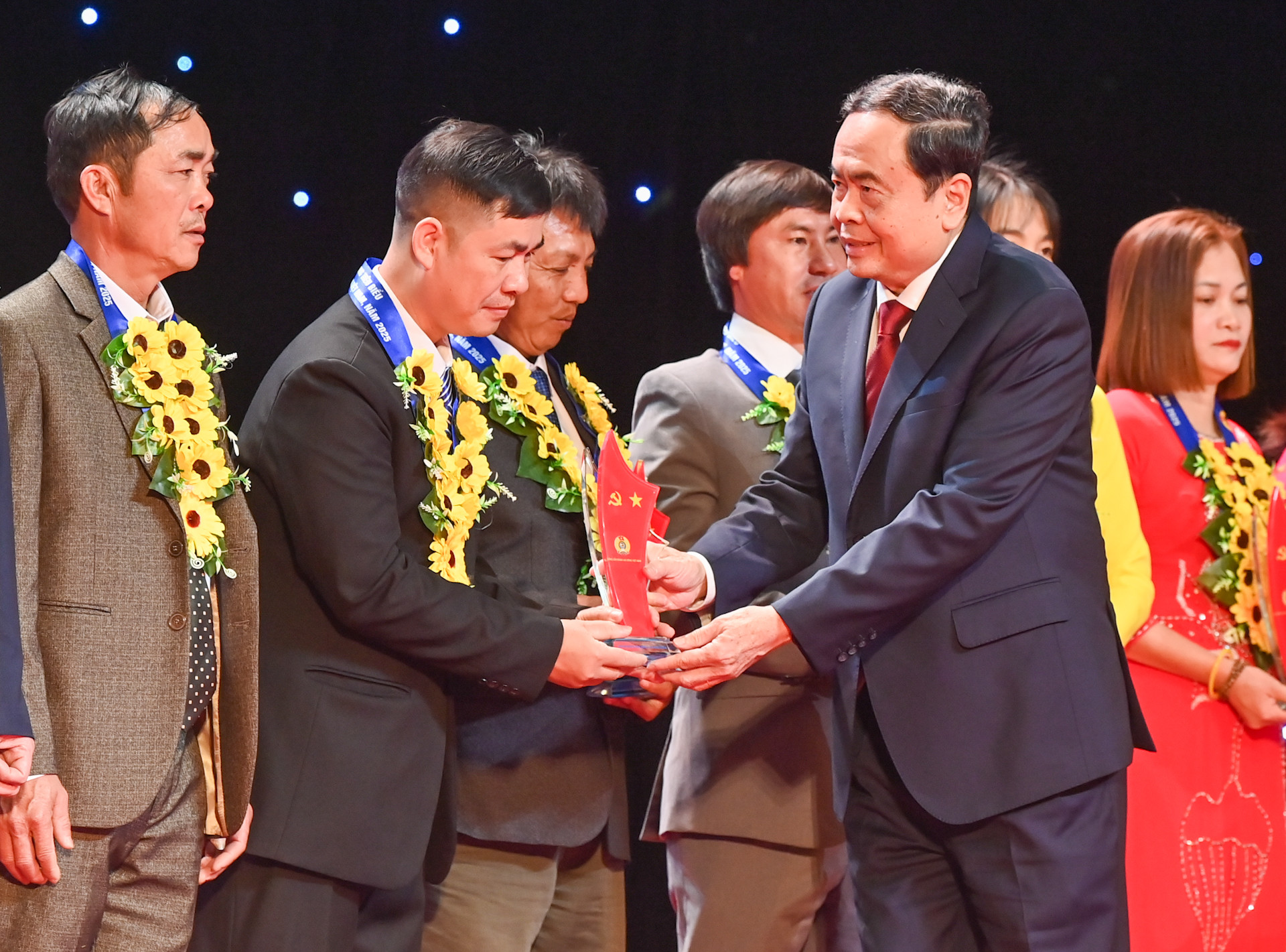 Chủ tịch Quốc hội Trần Thanh Mẫn trao biểu trưng biểu dương công nhân lao động tiêu biểu là đảng viên.