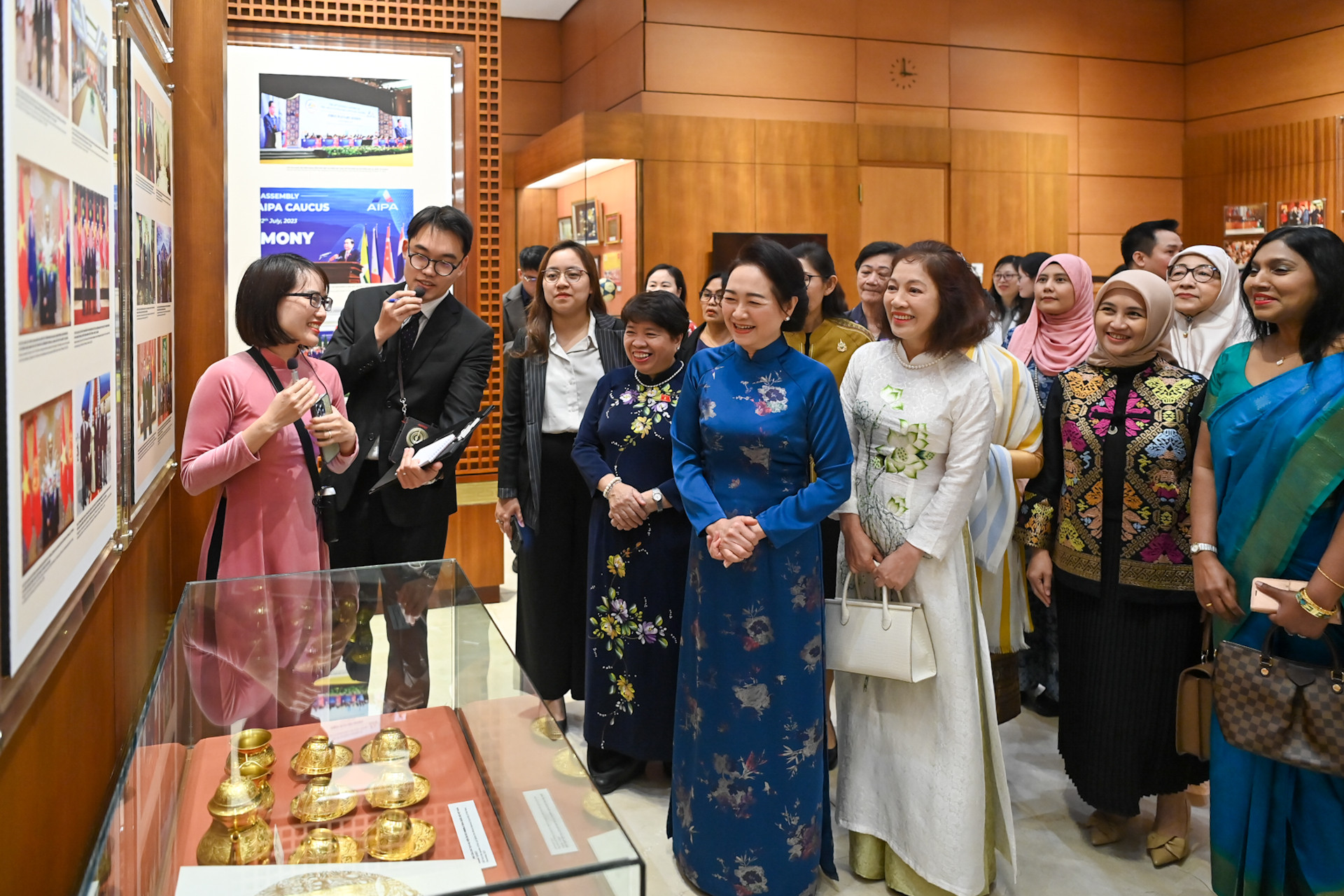 Phu nhân Chủ tịch Quốc hội Nguyễn Thị Thanh Nga và Nhóm Phụ nữ cộng đồng ASEAN tham quan Phòng Truyền thống Quốc hội Việt Nam.