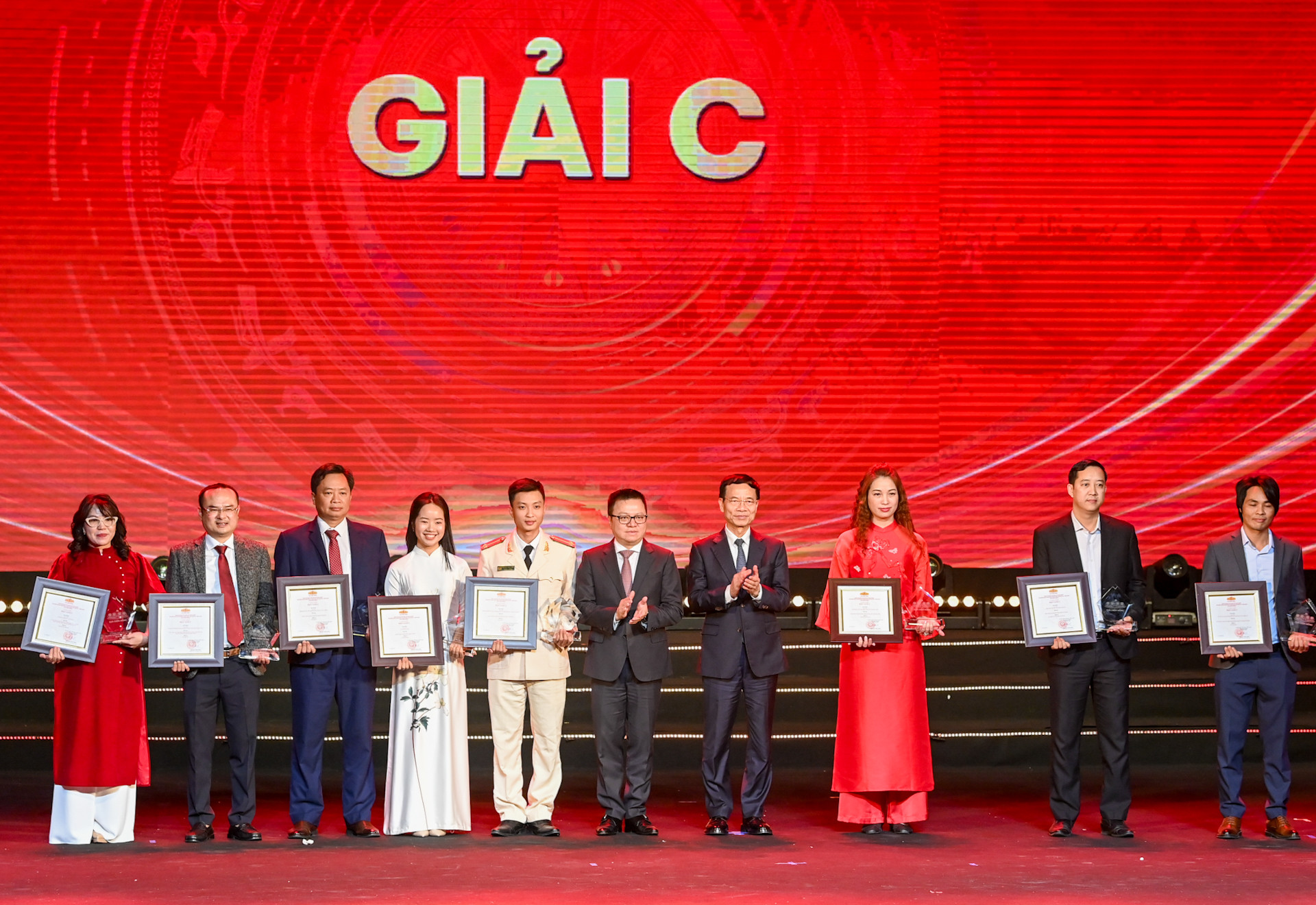 Tổng Biên tập Báo Nhân Dân, Phó Trưởng Ban Tuyên giáo Trung ương, Chủ tịch Hội Nhà báo Việt Nam Lê Quốc Minh và Bộ trưởng Thông tin và Truyền thông Nguyễn Mạnh Hùng trao giải C tặng các tác giả, nhóm tác giả.