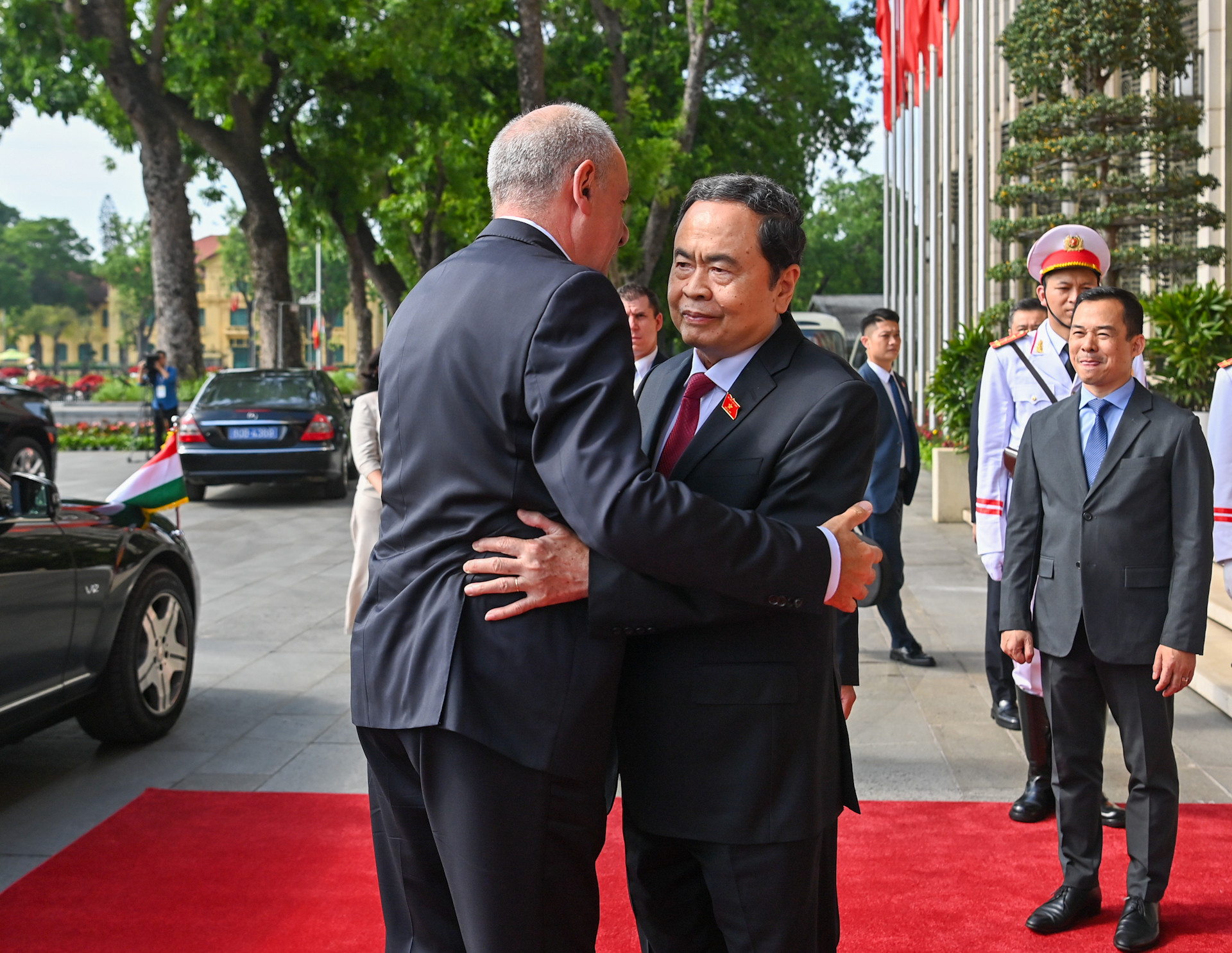 Chủ tịch Quốc hội Trần Thanh Mẫn đón Tổng thống Hungary Sulyok Tamas.