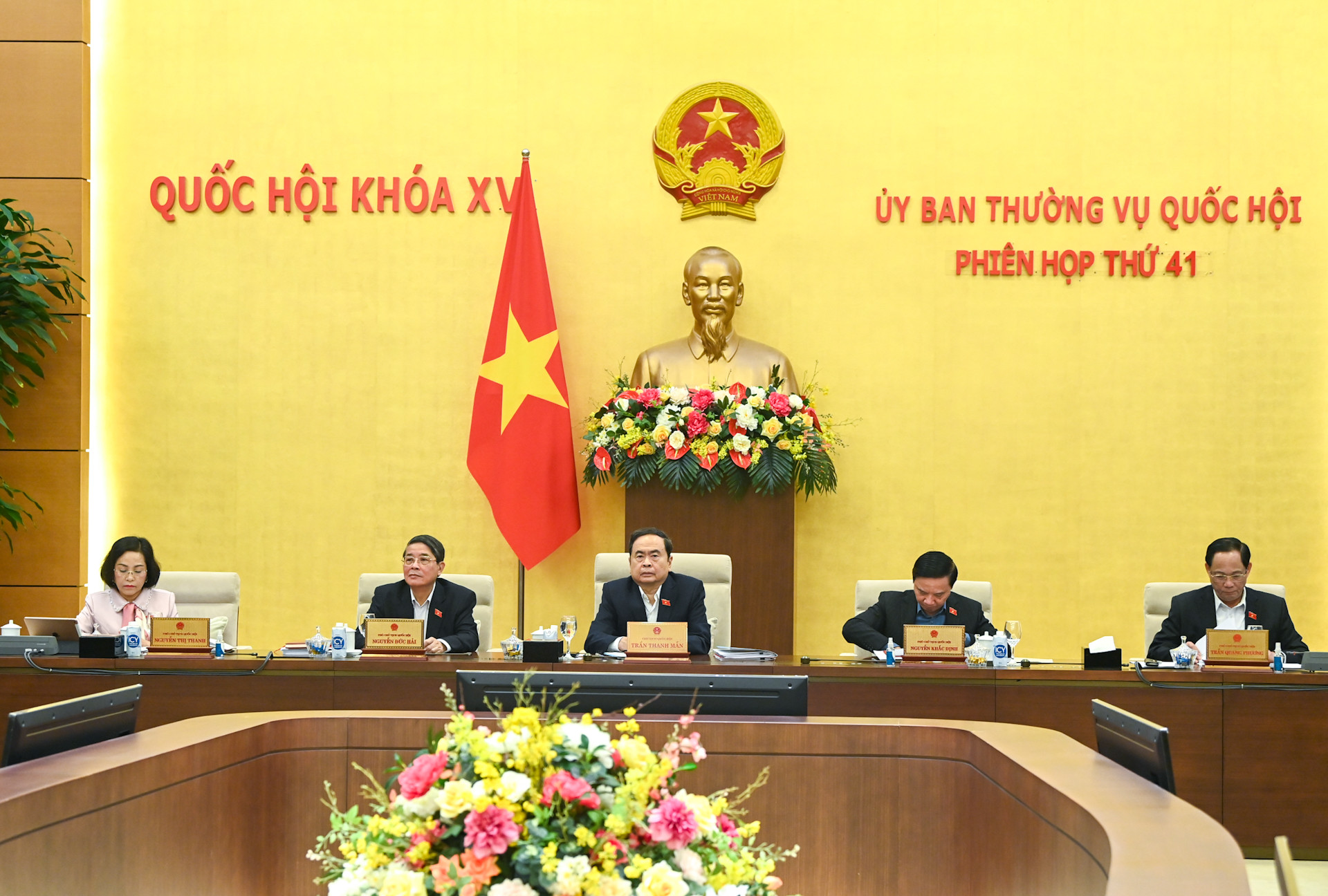 Chủ tịch Quốc hội Trần Thanh Mẫn cùng các Phó Chủ tịch Quốc hội dự và chủ trì phiên họp.