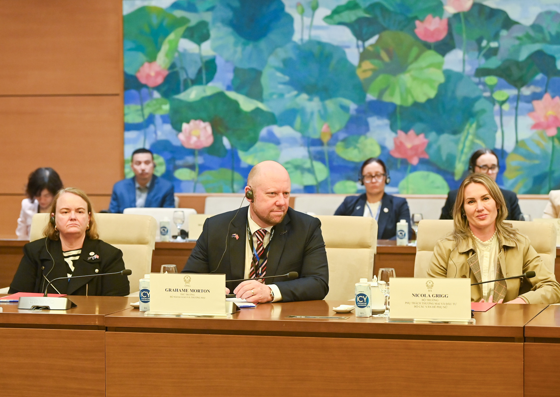 Các thành viên tháp tùng Thủ tướng New Zealand tại hội kiến.