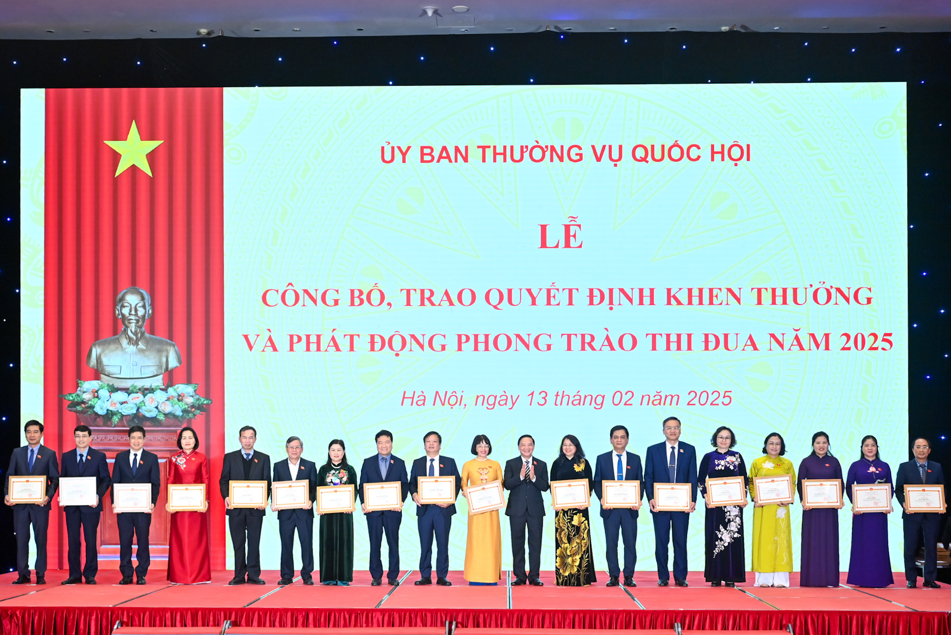 Phó Chủ tịch Quốc hội Nguyễn Khắc Định trao bằng khen của Ủy ban Thường vụ Quốc hội tặng các cá nhân.