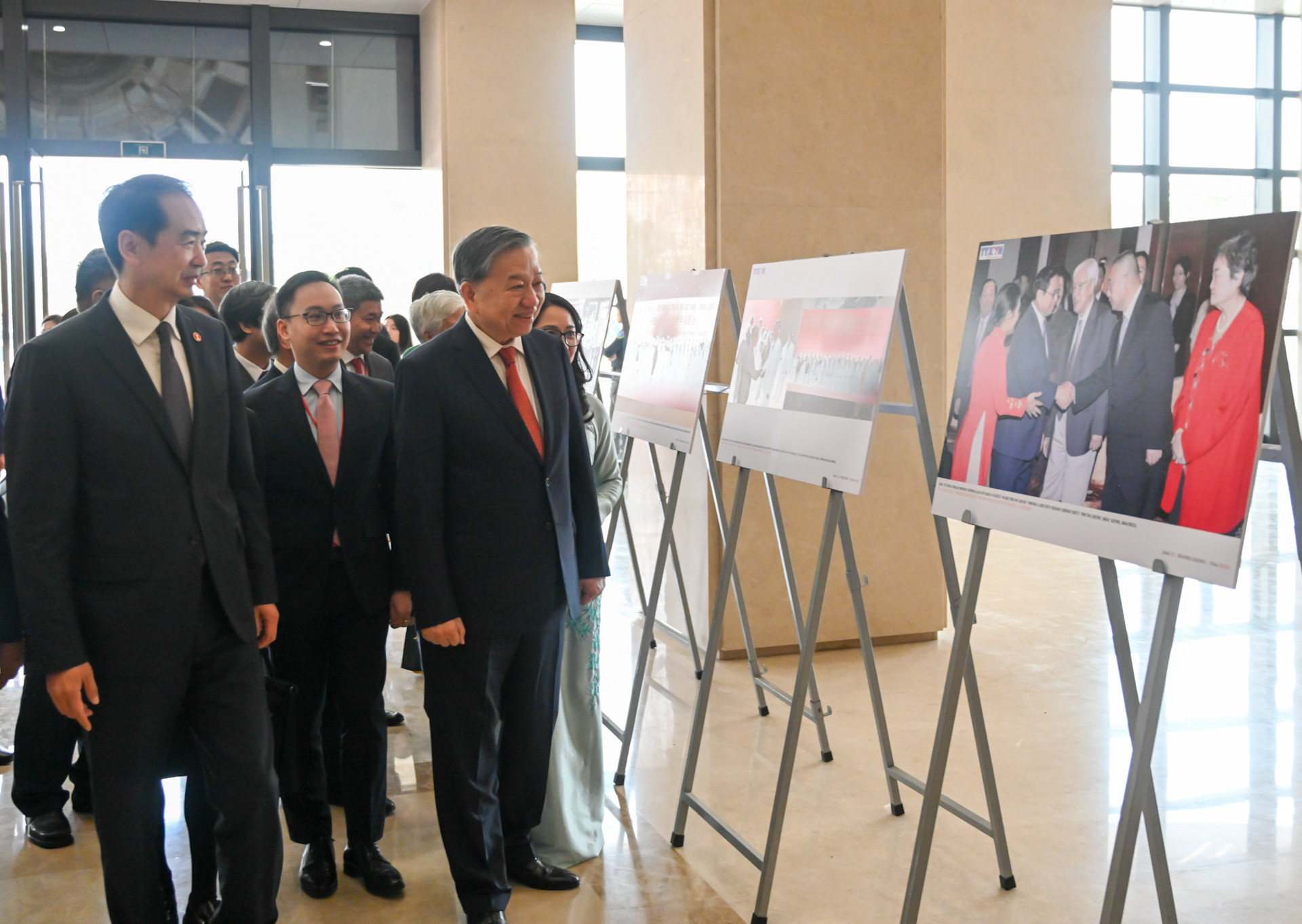 Tổng Bí thư Tô Lâm tham quan trưng bày ảnh về thành tựu 75 năm quan hệ Việt-Trung.