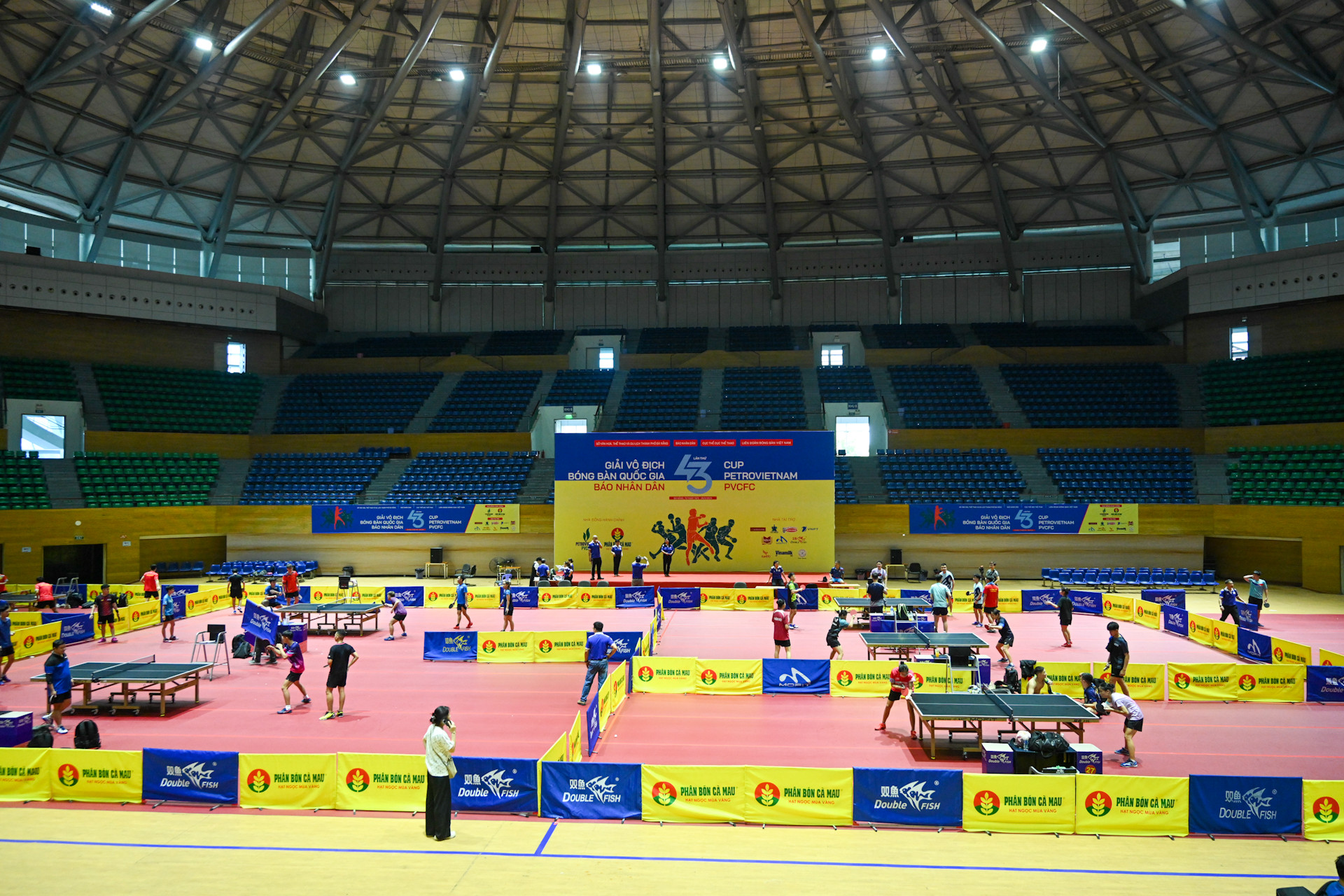 Bên trong nhà thi đấu, vận động viên các đội đã bắt đầu luyện tập làm quen với điều kiện thi đấu.