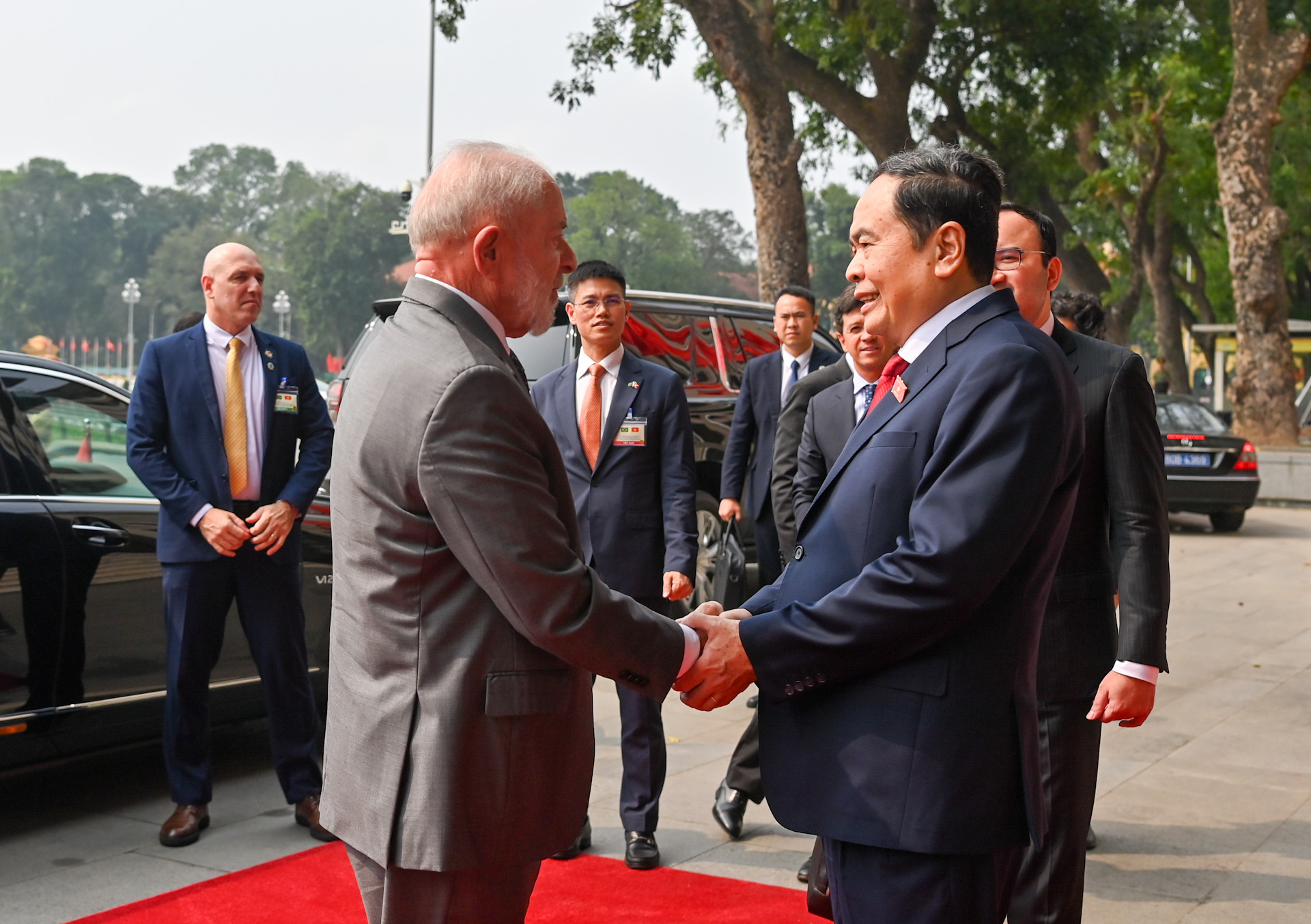 Chủ tịch Quốc hội Trần Thanh Mẫn đón Tổng thống Brazil Luiz Inácio Lula da Silva.