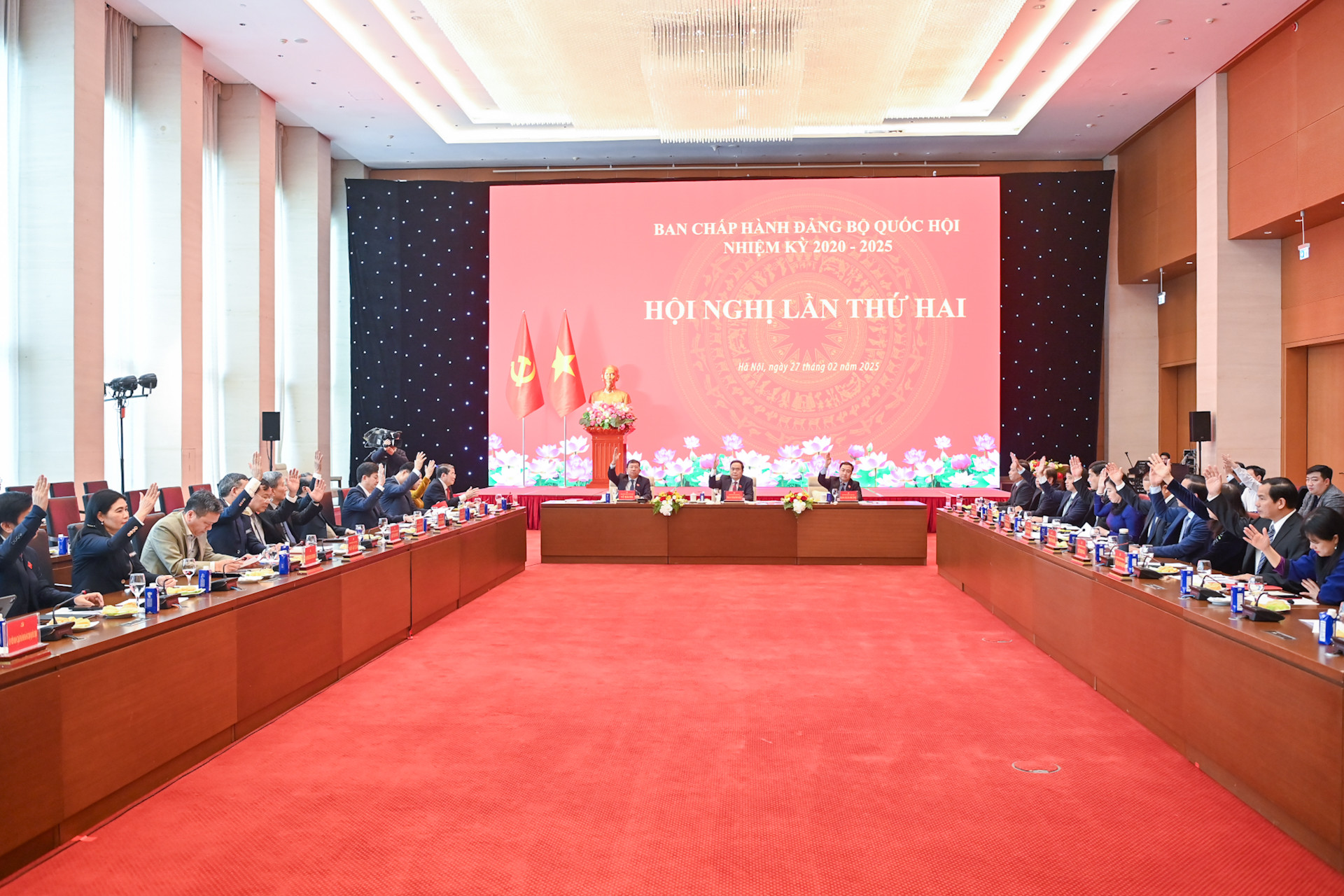 Ban Chấp hành Đảng bộ Quốc hội biểu quyết thông qua việc thành lập các Đảng bộ trực thuộc.