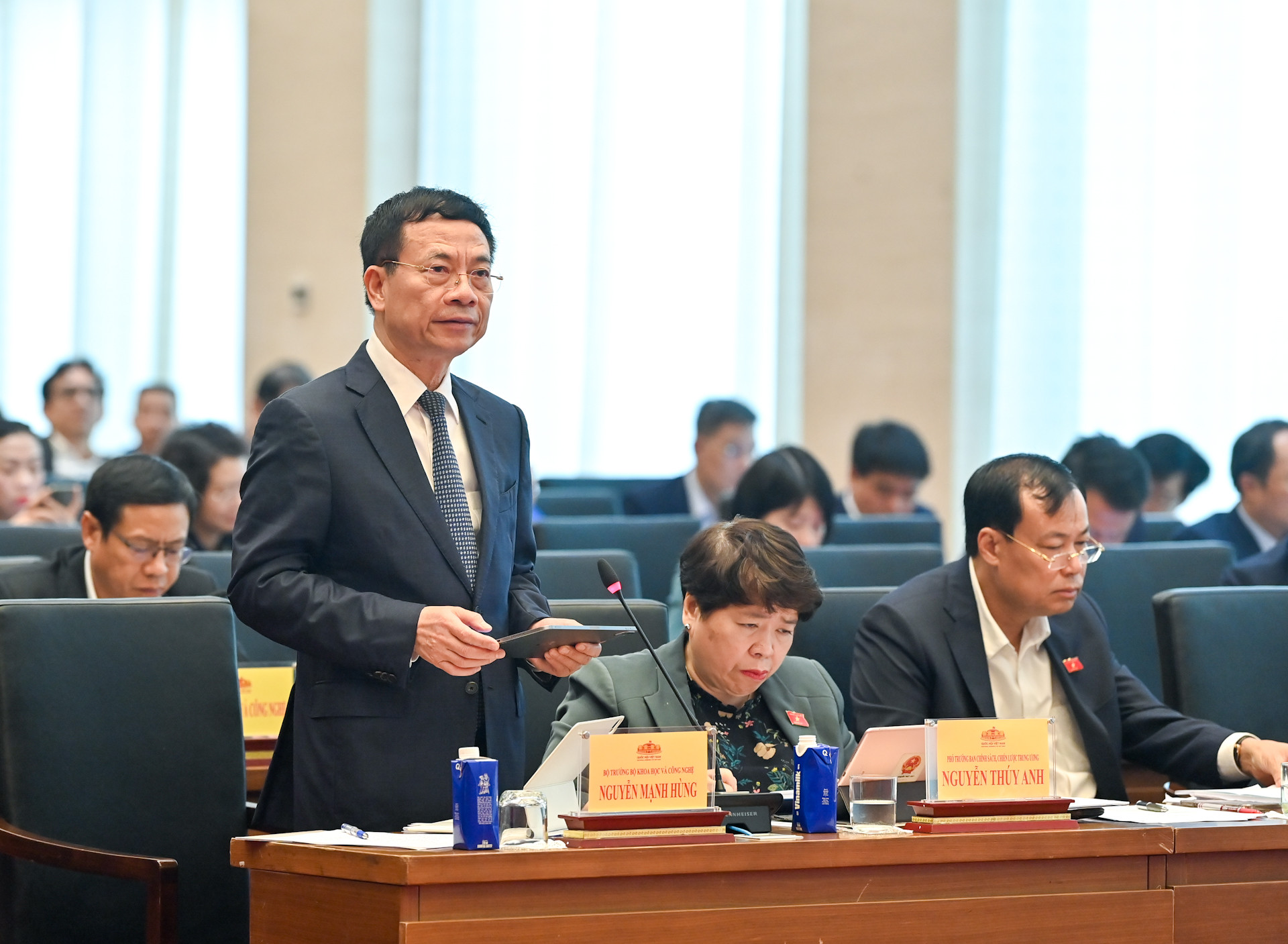 Bộ trưởng Khoa học và Công nghệ Nguyễn Mạnh Hùng phát biểu làm rõ một số vấn đề đại biểu Quốc hội nêu.