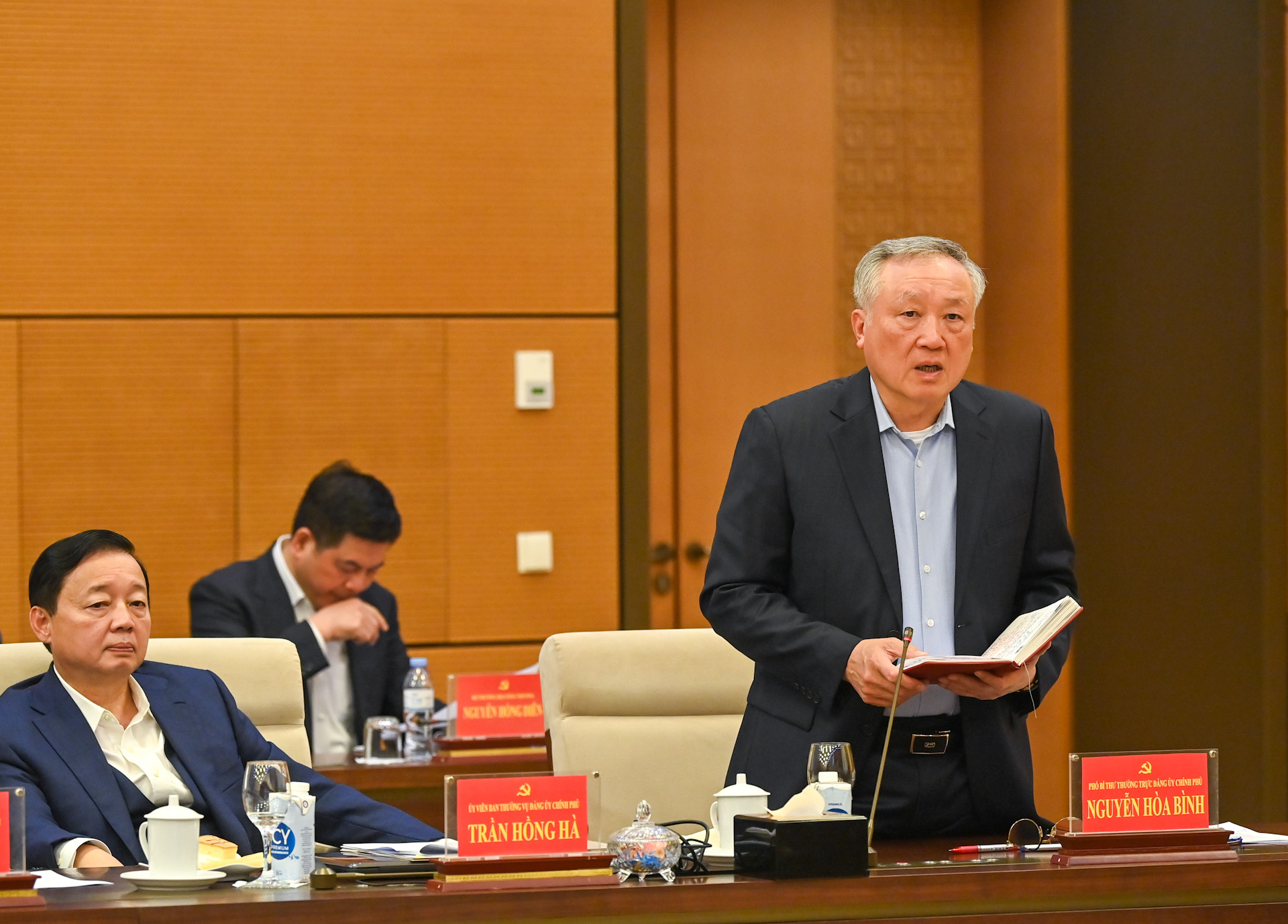 Phó Bí thư Thường trực Đảng ủy, Phó Thủ tướng Thường trực Chính phủ Nguyễn Hòa Bình phát biểu ý kiến.