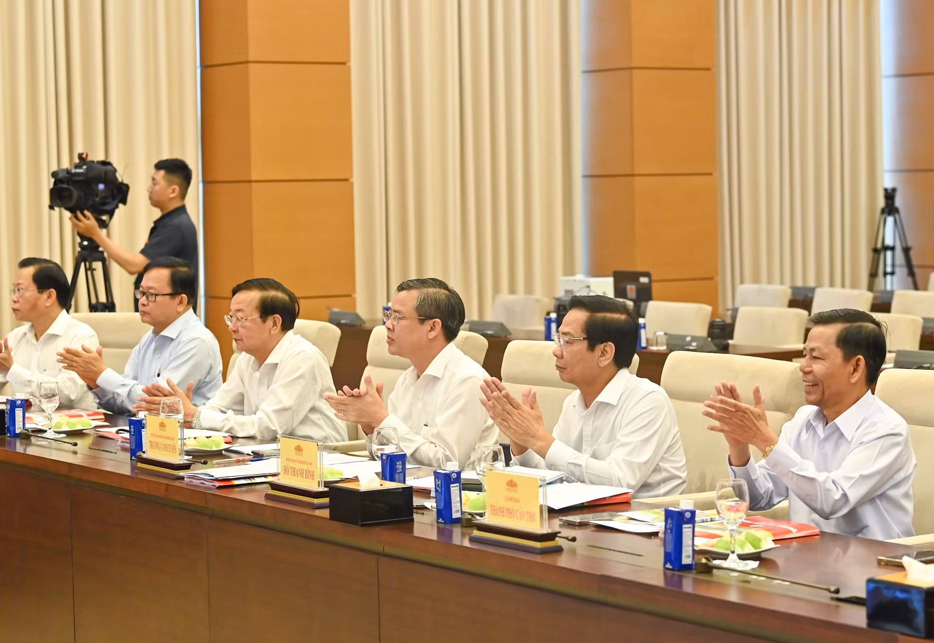 Ban Thường vụ Thành ủy Cần Thơ, Tỉnh ủy Hậu Giang, Tỉnh ủy Sóc Trăng và các đại biểu dự buổi làm việc.