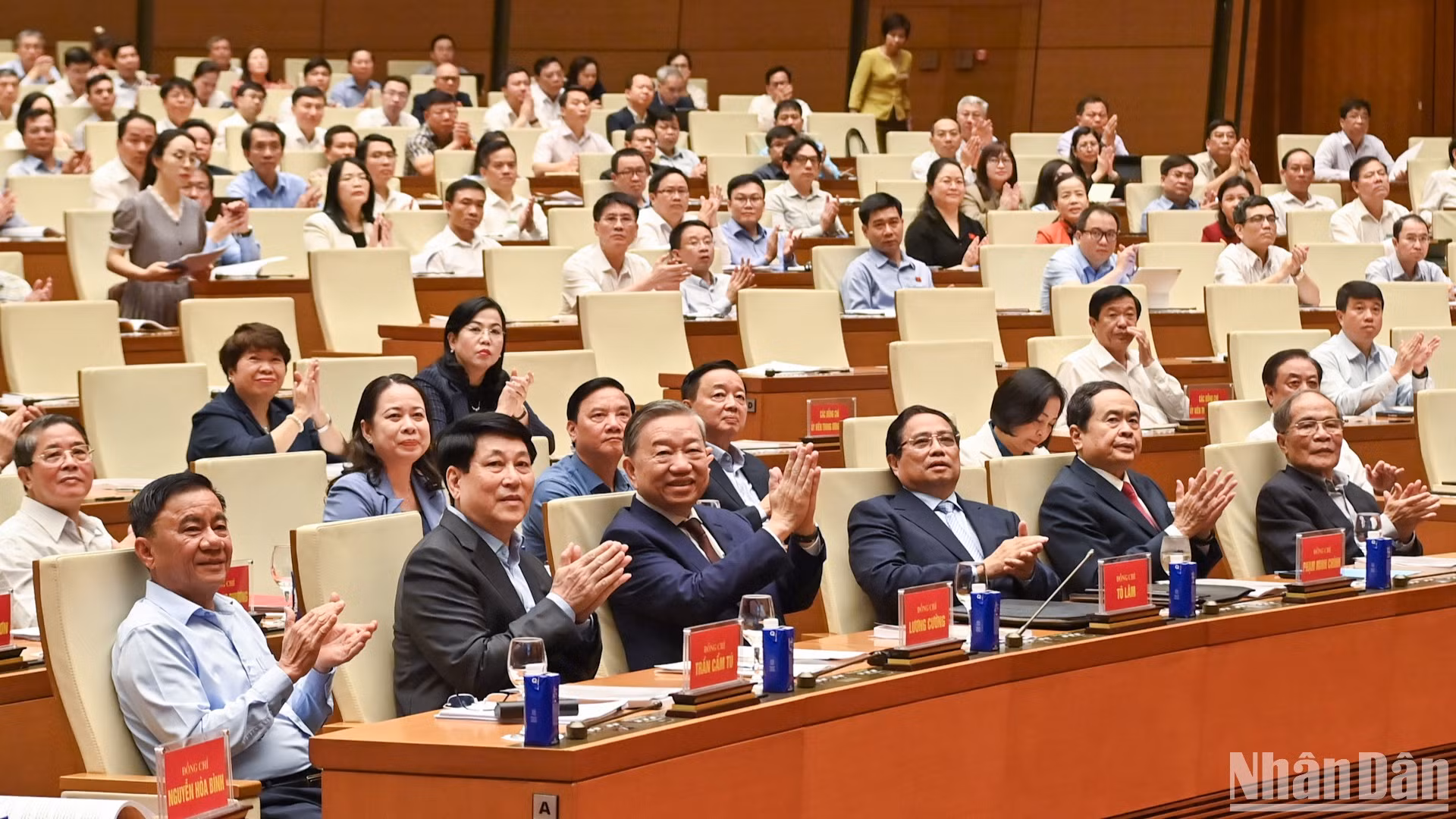 Các đồng chí lãnh đạo, nguyên lãnh đạo Đảng, Nhà nước dự hội nghị.