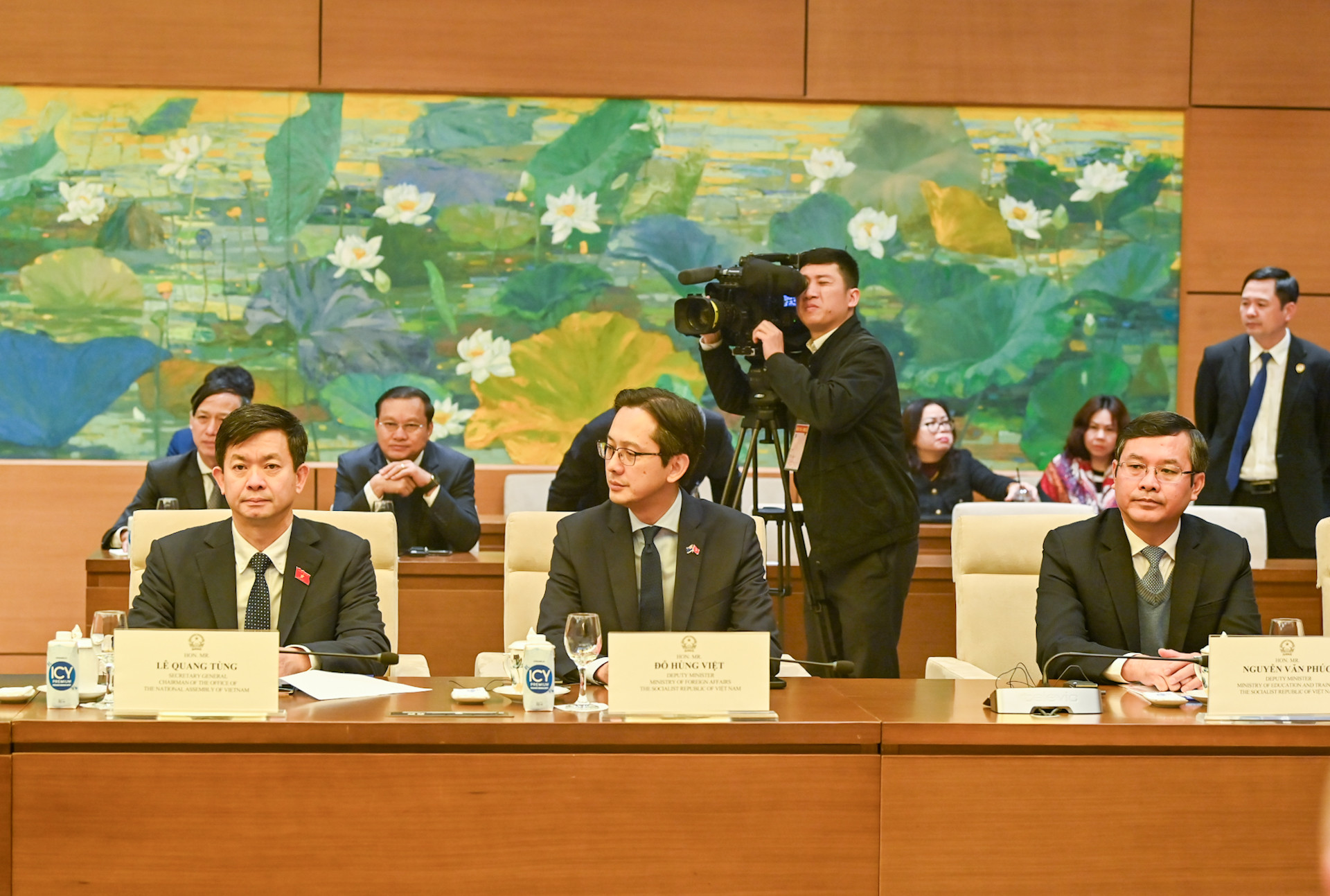 Các đại biểu Việt Nam dự hội kiến.