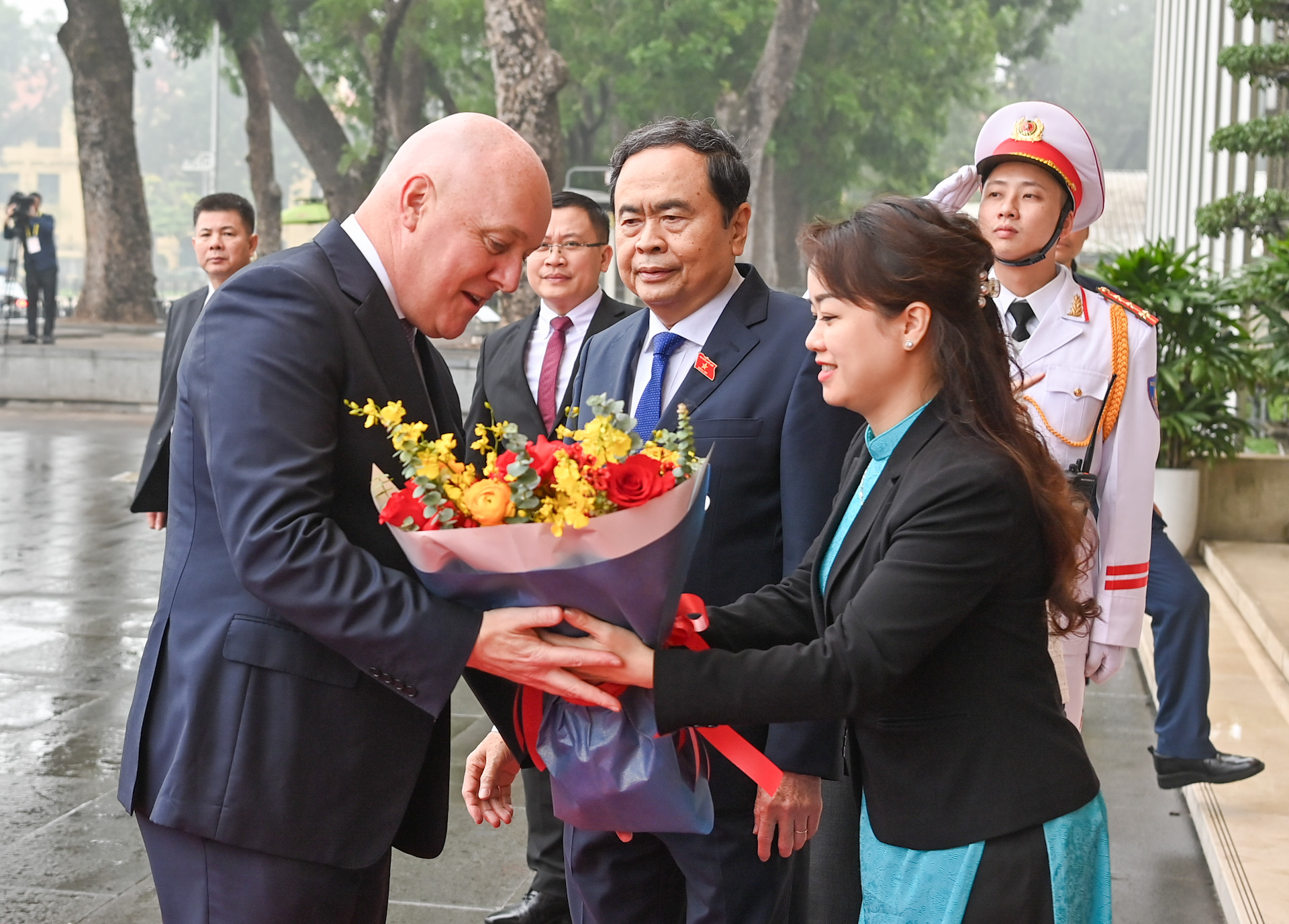 Nhân viên Văn phòng Quốc hội tặng hoa chào mừng Thủ tướng New Zealand.