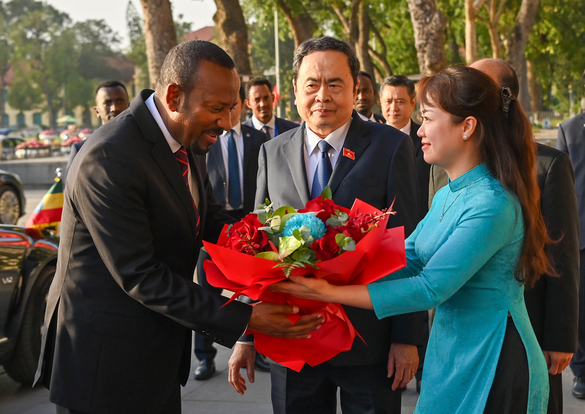 Nhân viên Văn phòng Quốc hội tặng hoa chào mừng Thủ tướng Ethiopia Abiy Ahmed Ali.