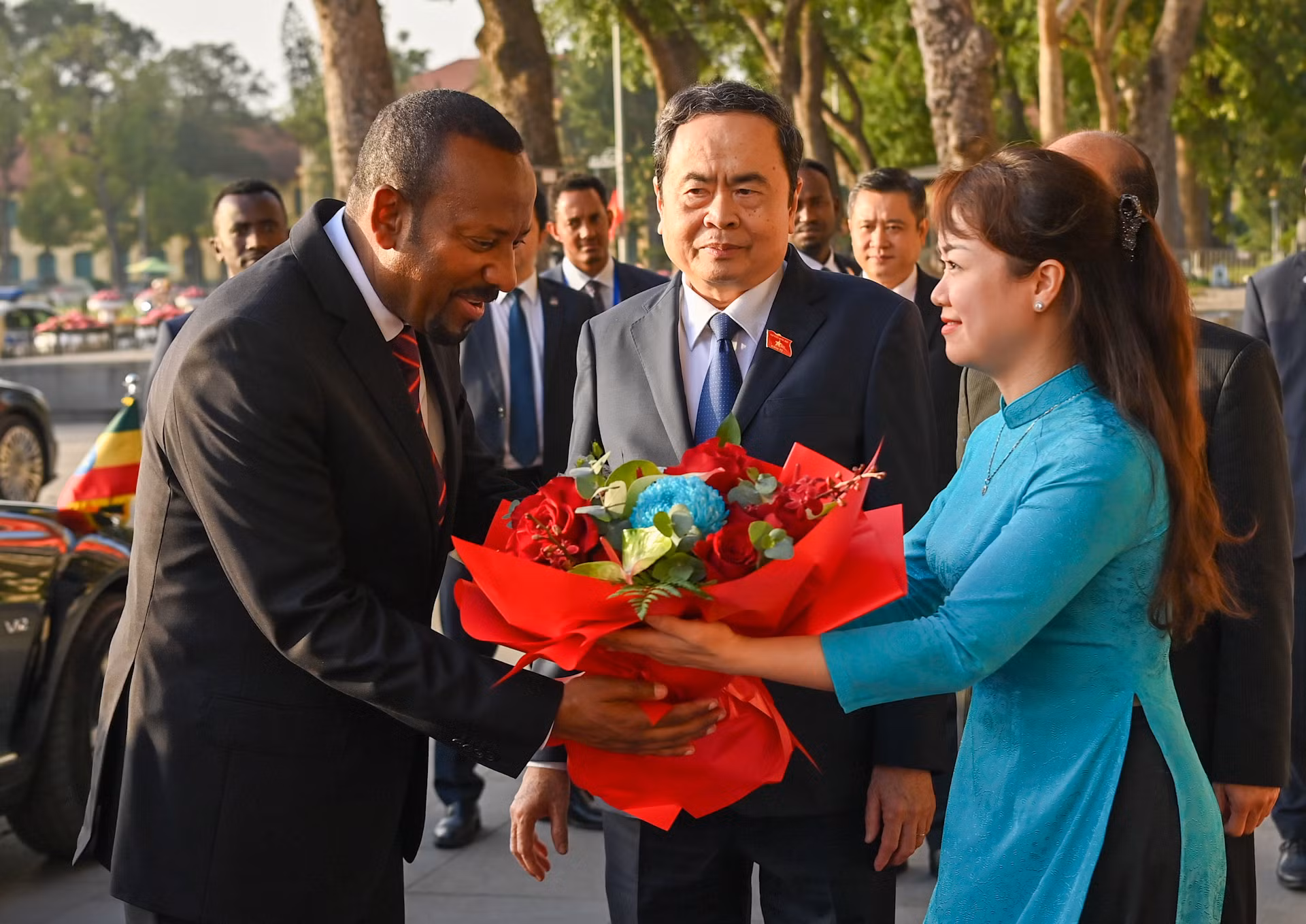 Nhân viên Văn phòng Quốc hội tặng hoa chào mừng Thủ tướng Ethiopia Abiy Ahmed Ali. Nhân viên Văn phòng Quốc hội tặng hoa chào mừng Thủ tướng Ethiopia Abiy Ahmed Ali.
