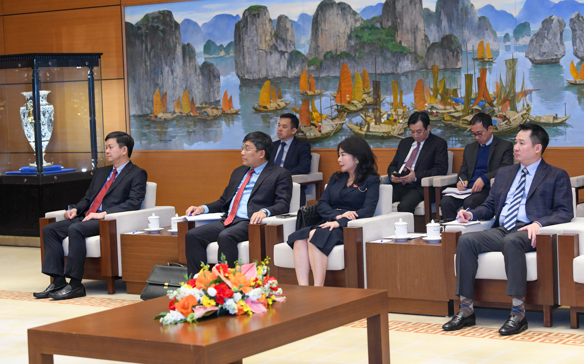 Tổng Thư ký Quốc hội, Chủ nhiệm Văn phòng Quốc hội Lê Quang Tùng và các đại biểu Việt Nam dự buổi tiếp.