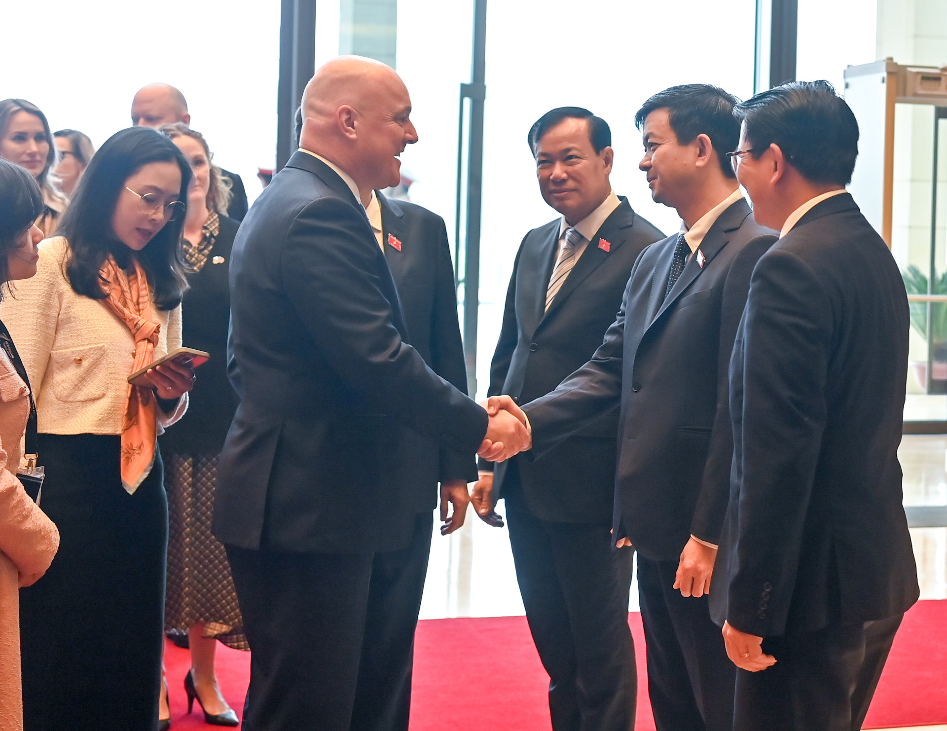 Chủ tịch Quốc hội Trần Thanh Mẫn giới thiệu với Thủ tướng New Zealand Christopher Luxon các đại biểu Việt Nam dự hội kiến.