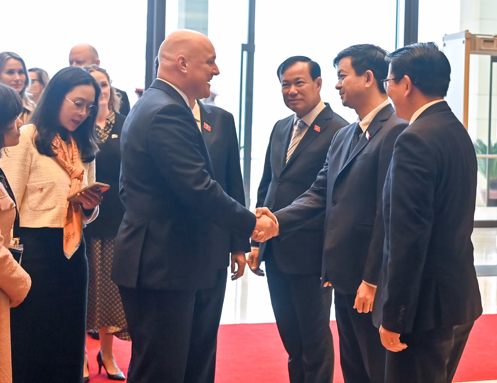 Chủ tịch Quốc hội Trần Thanh Mẫn giới thiệu với Thủ tướng New Zealand Christopher Luxon các đại biểu Việt Nam dự hội kiến.