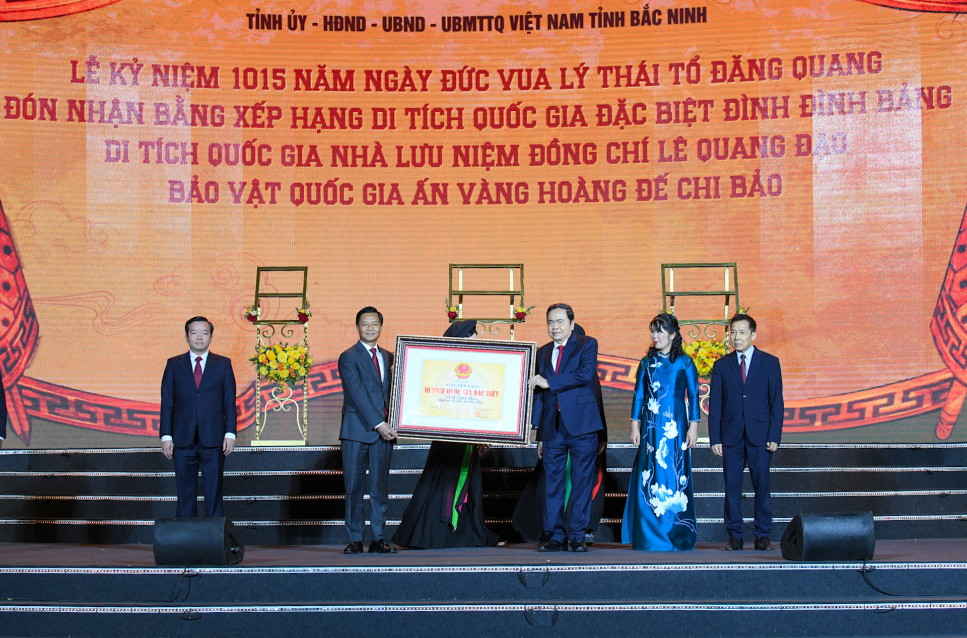 Chủ tịch Quốc hội Trần Thanh Mẫn trao Bằng xếp hạng Di tích Quốc gia đặc biệt Đình Đình Bảng.