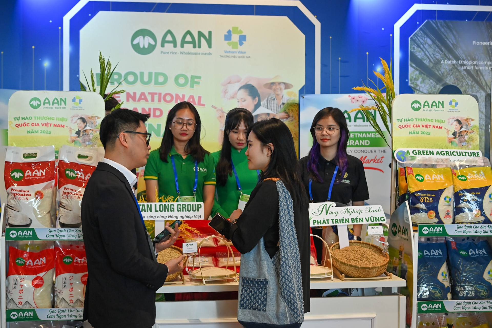 Các sản phẩm gạo của Công ty cổ phần Lương thực A An giới thiệu đến khách hàng tại triển lãm. Các sản phẩm gạo của Công ty cổ phần Lương thực A An giới thiệu đến khách hàng tại triển lãm.