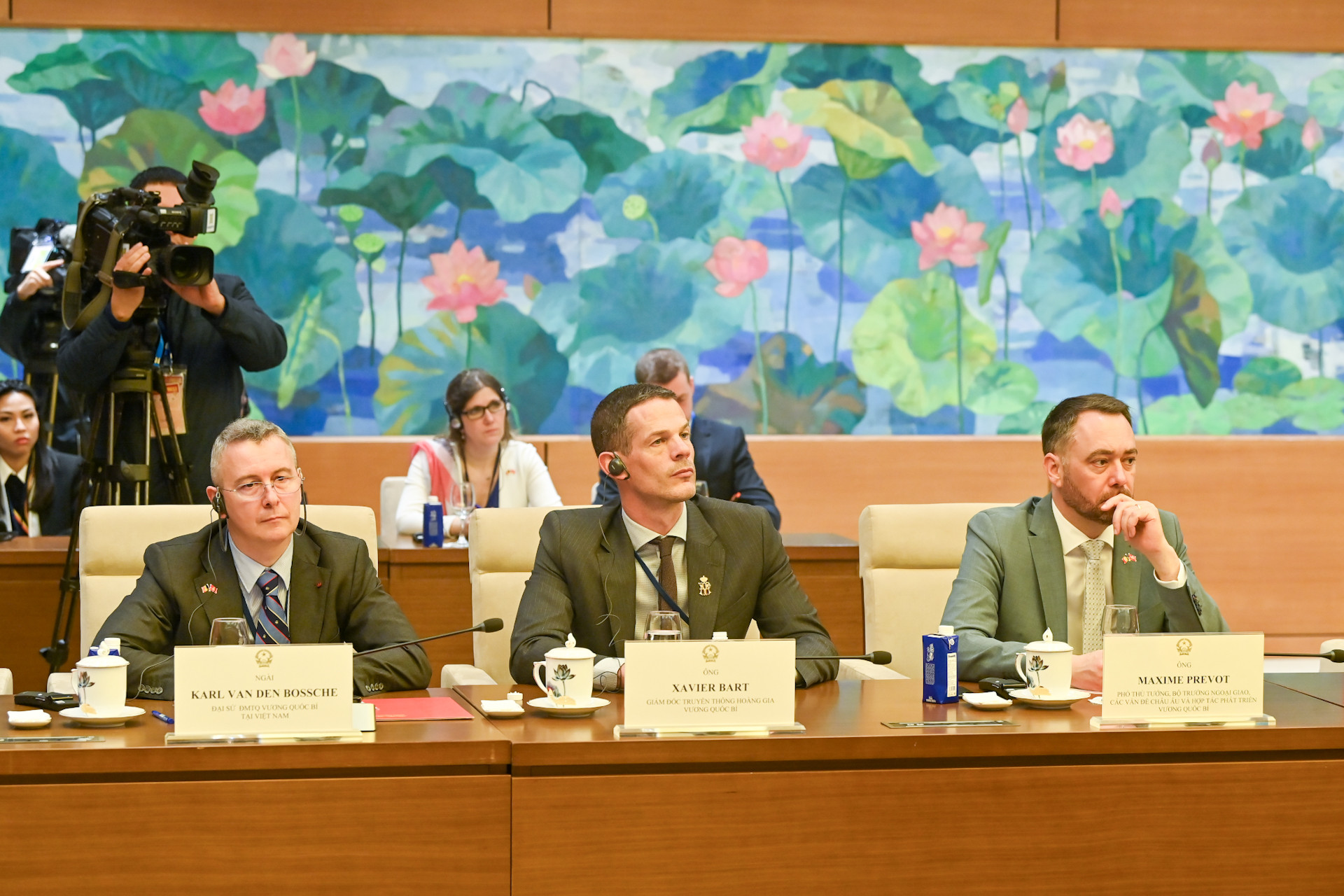 Các thành viên tháp tùng Nhà vua Vương quốc Bỉ dự hội kiến.