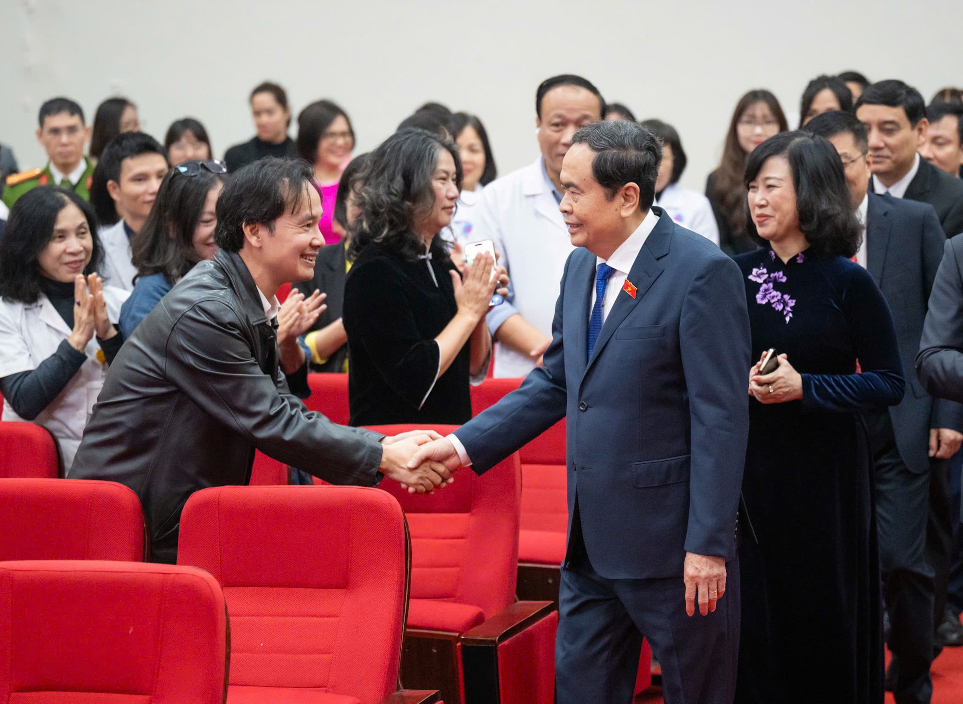 Chủ tịch Quốc hội Trần Thanh Mẫn với các y bác sĩ, nhân viên, người lao động đang công tác tại Bệnh viện Hữu Nghị.