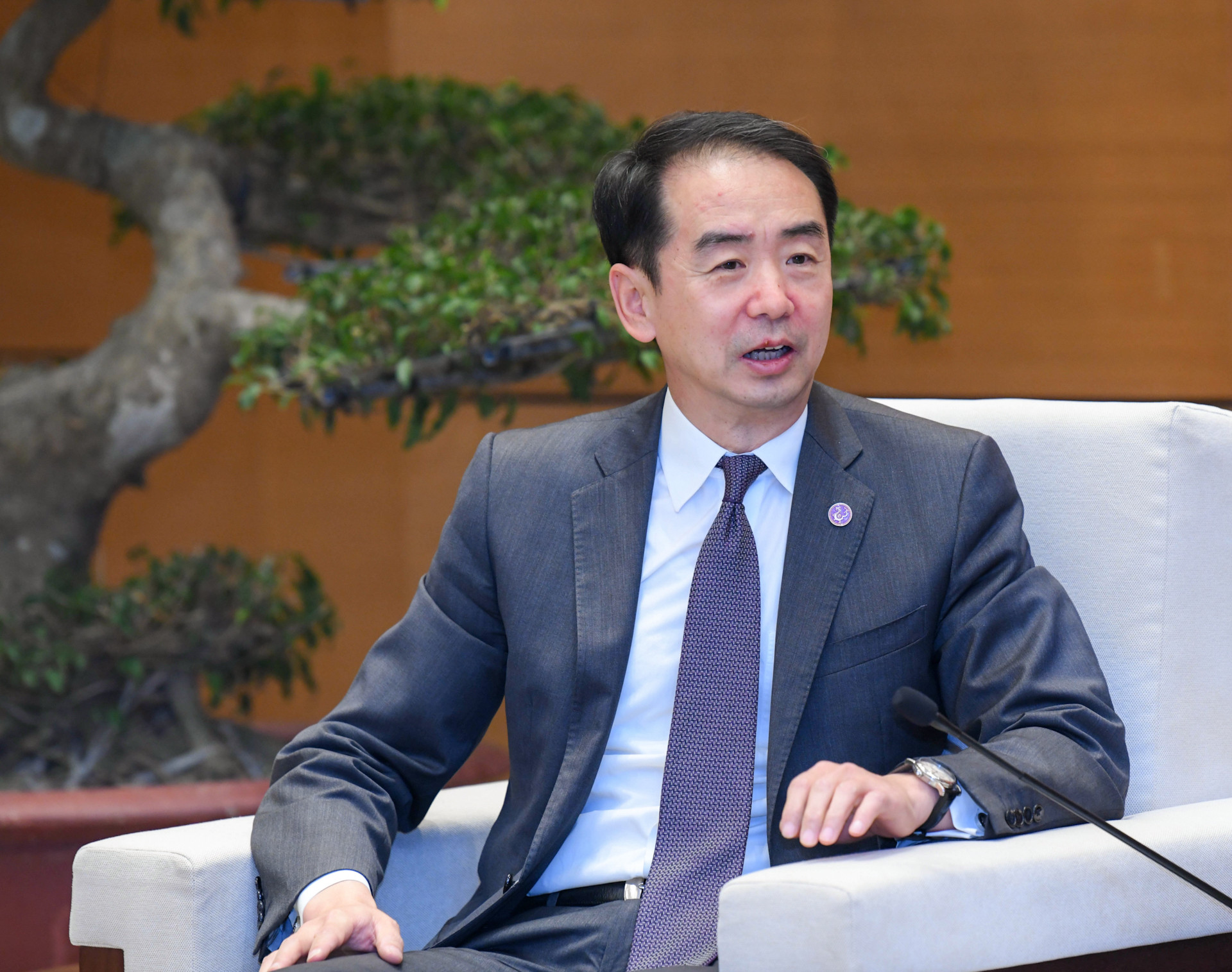 Đại sứ Trung Quốc Hà Vĩ phát biểu tại buổi tiếp.