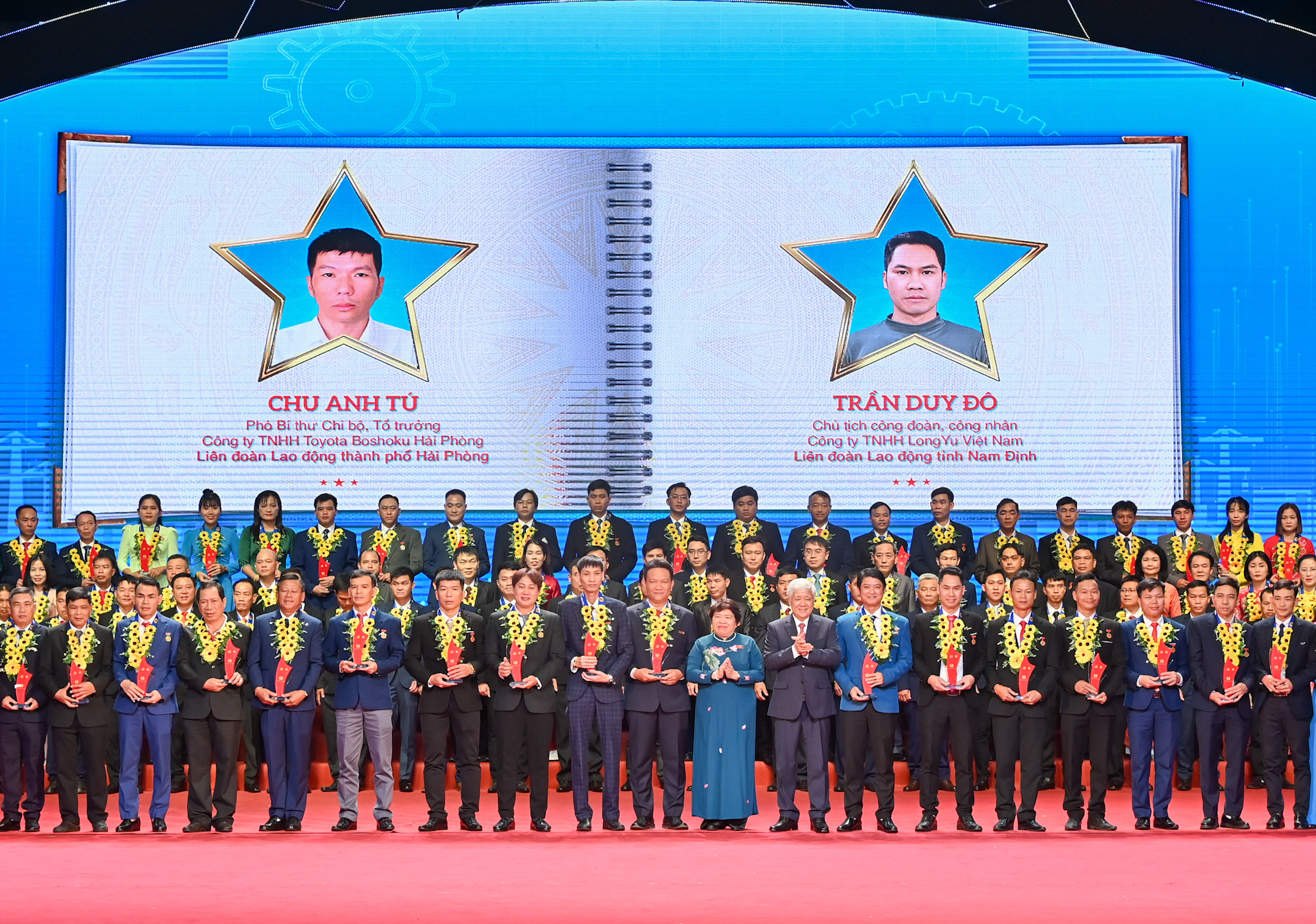 Chủ tịch Ủy ban Trung ương Mặt trận Tổ quốc Việt Nam Đỗ Văn Chiến và Chủ nhiệm Ủy ban Xã hội Nguyễn Thúy Anh trao biểu trưng biểu dương công nhân lao động tiêu biểu là đảng viên.