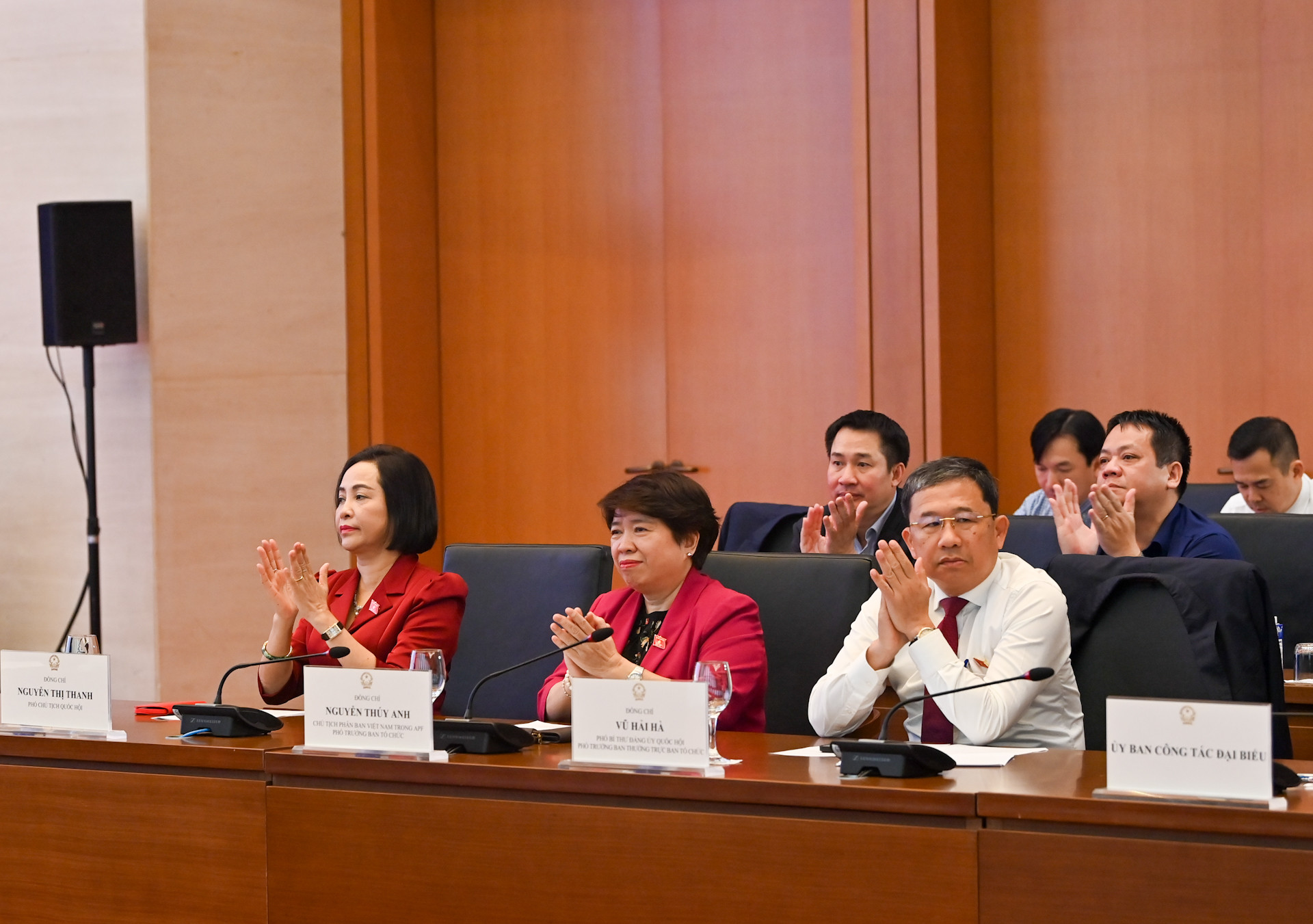 Phó Chủ tịch Quốc hội Nguyễn Thị Thanh và các đại biểu dự chương trình.