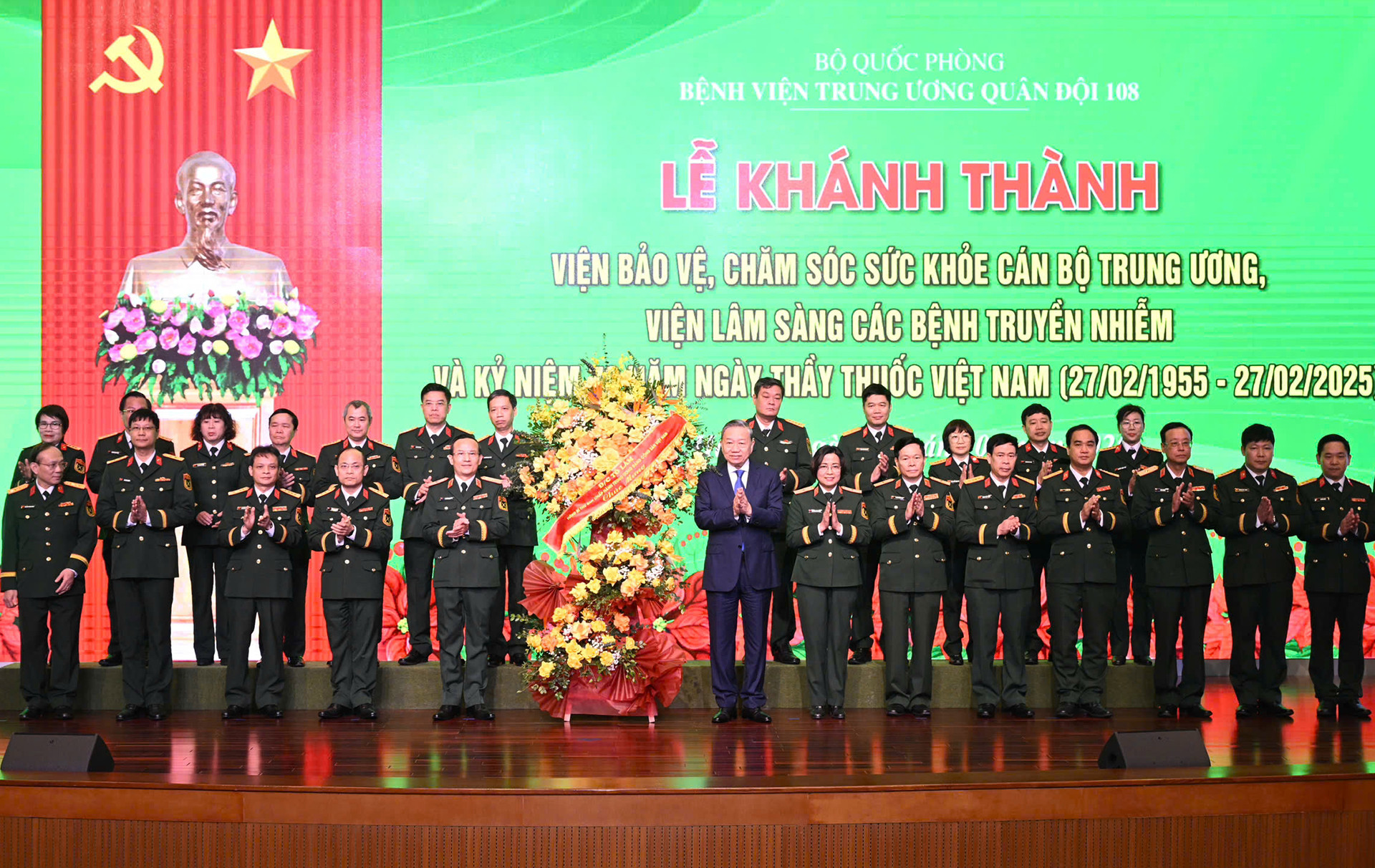 Tổng Bí thư Tô Lâm tặng hoa chúc mừng.