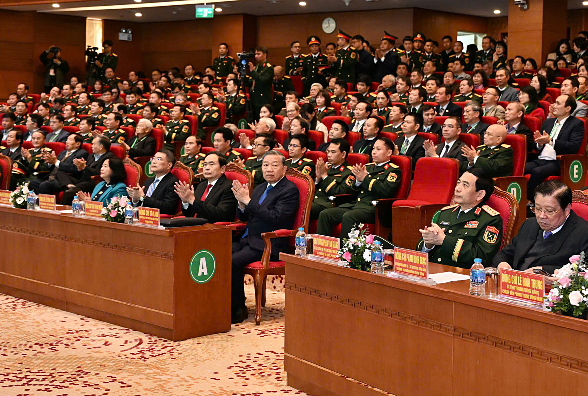 Tổng Bí thư Tô Lâm, Chủ tịch Quốc hội Trần Thanh Mẫn cùng các đồng chí lãnh đạo Đảng, Nhà nước và các đại biểu dự buổi lễ.