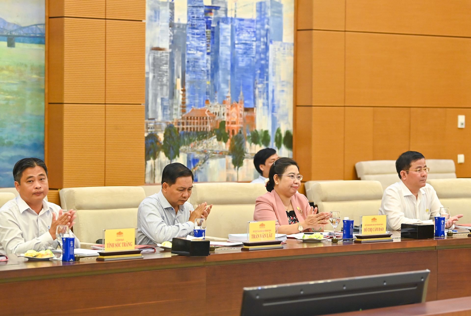 Ban Thường vụ Thành ủy Cần Thơ, Tỉnh ủy Hậu Giang, Tỉnh ủy Sóc Trăng và các đại biểu dự buổi làm việc. Ban Thường vụ Thành ủy Cần Thơ, Tỉnh ủy Hậu Giang, Tỉnh ủy Sóc Trăng và các đại biểu dự buổi làm việc.