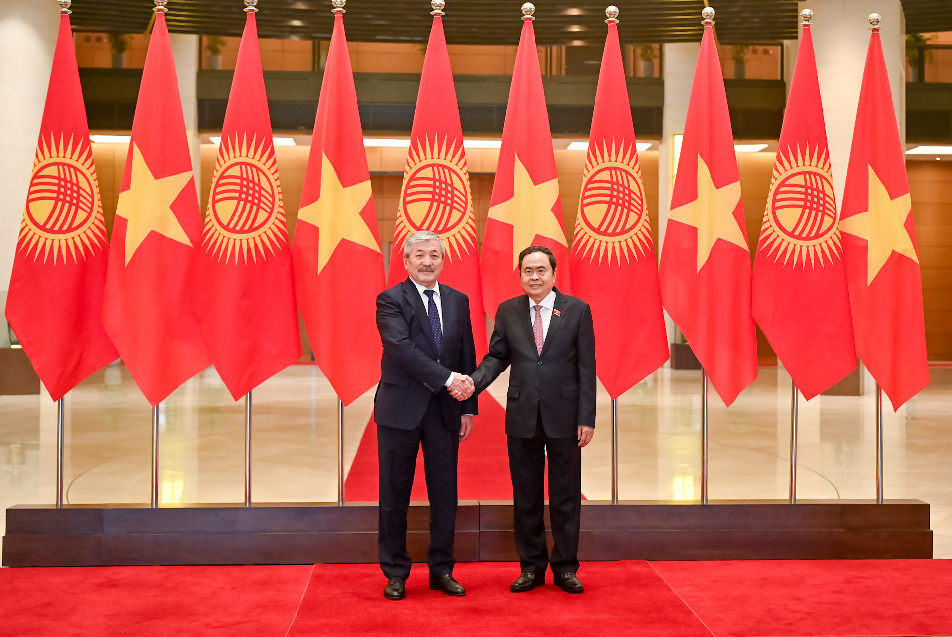 Chủ tịch Quốc hội Trần Thanh Mẫn và Thủ tướng Kyrgyzstan Adylbek Kasymaliev.