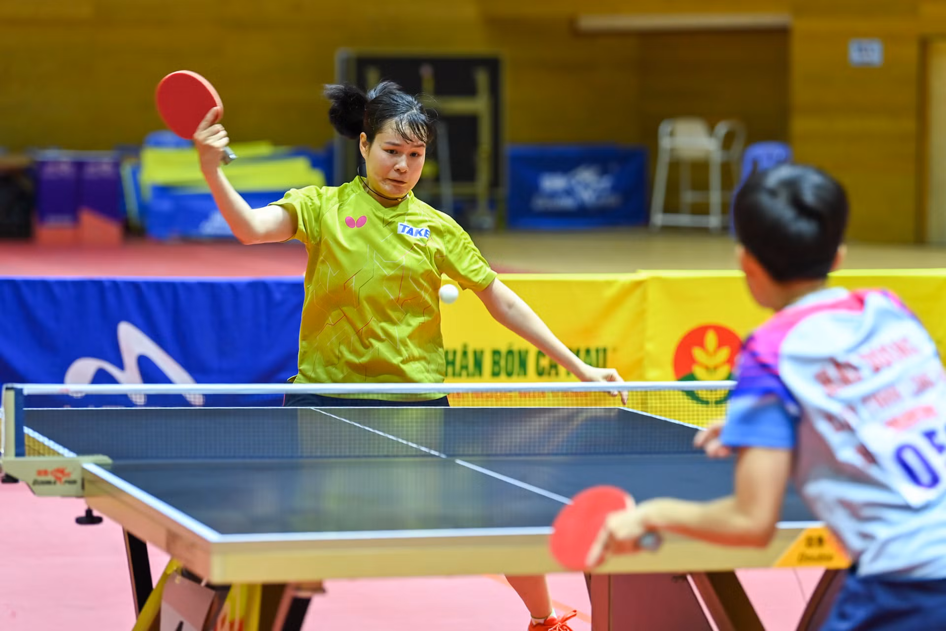 Tại trận bán kết, tay vợt Nguyễn Thị Nga (Hà Nội) giành thắng lợi thuyết phục trước tay vợt Trần Mai Ngọc (Công an nhân dân T&T) với tỷ số 4-2.