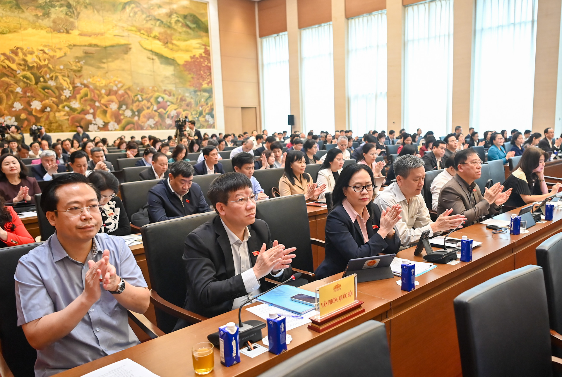 Các đại biểu Quốc hội hoạt động chuyên trách dự hội nghị.