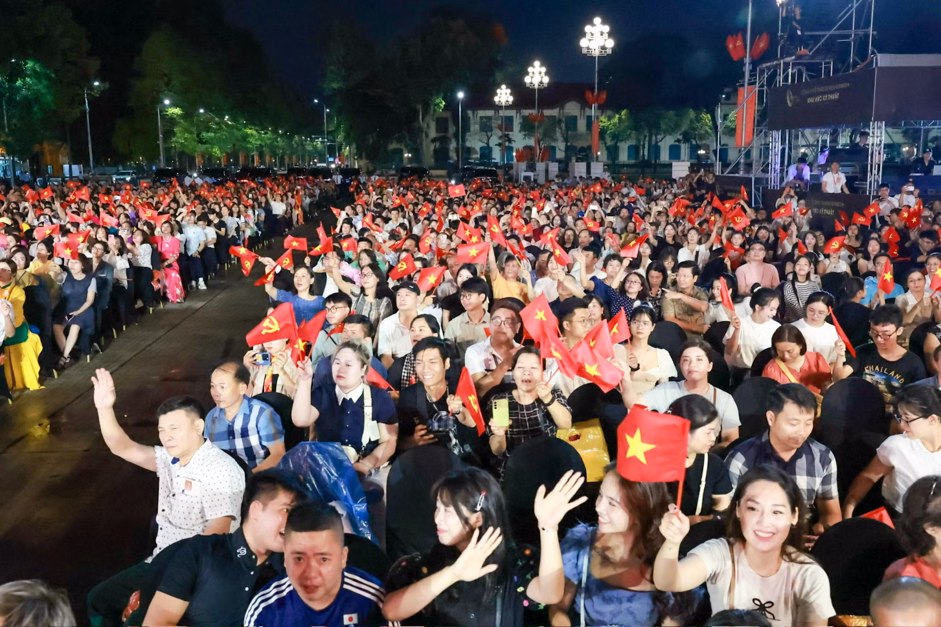 Đông đảo người dân Thủ đô theo dõi chương trình tại Quảng trường Ba Đình.