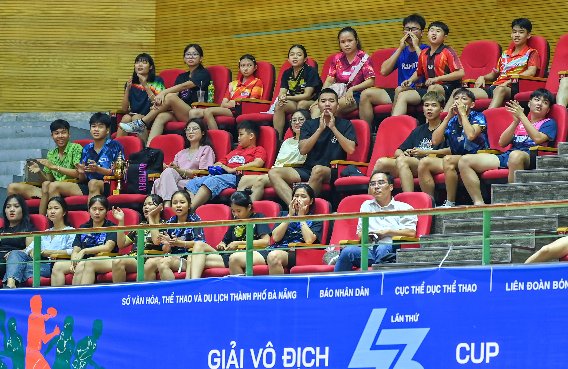 Khán giả, người hâm mộ tại Cung thể thao Tiên Sơn cổ vũ nhiệt tình cho các tay vợt. Khán giả, người hâm mộ tại Cung thể thao Tiên Sơn cổ vũ nhiệt tình cho các tay vợt.