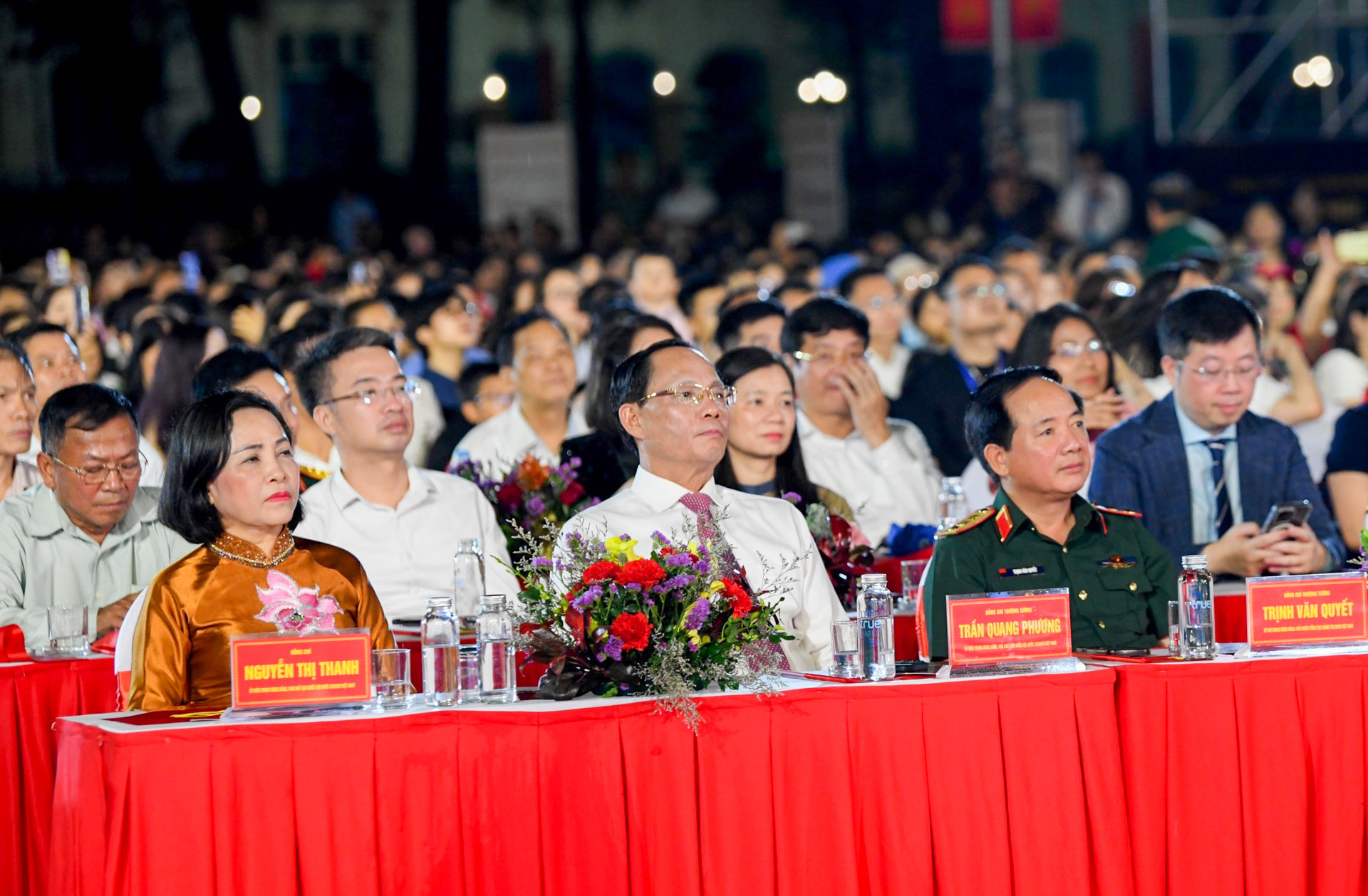 Các đại biểu xem các tiết mục nghệ thuật tại chương trình.