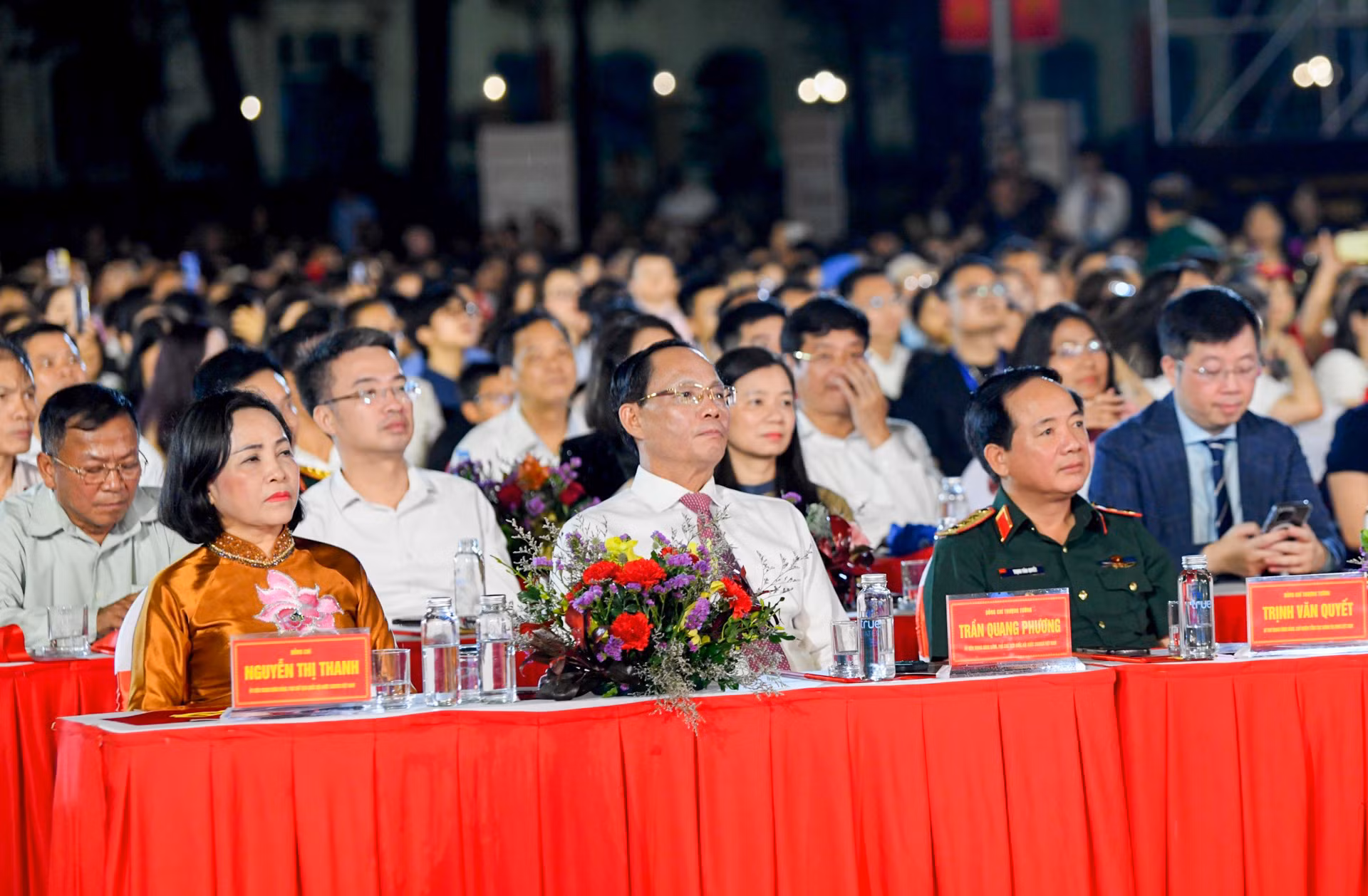 Các đại biểu xem các tiết mục nghệ thuật tại chương trình.