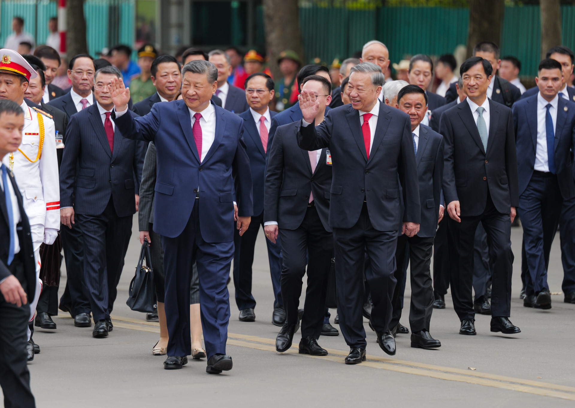 [Ảnh] Nhân dân Thủ đô Hà Nội nồng nhiệt chào đón Tổng Bí thư, Chủ tịch Trung Quốc Tập Cận Bình thăm cấp Nhà nước đến Việt Nam ảnh 6