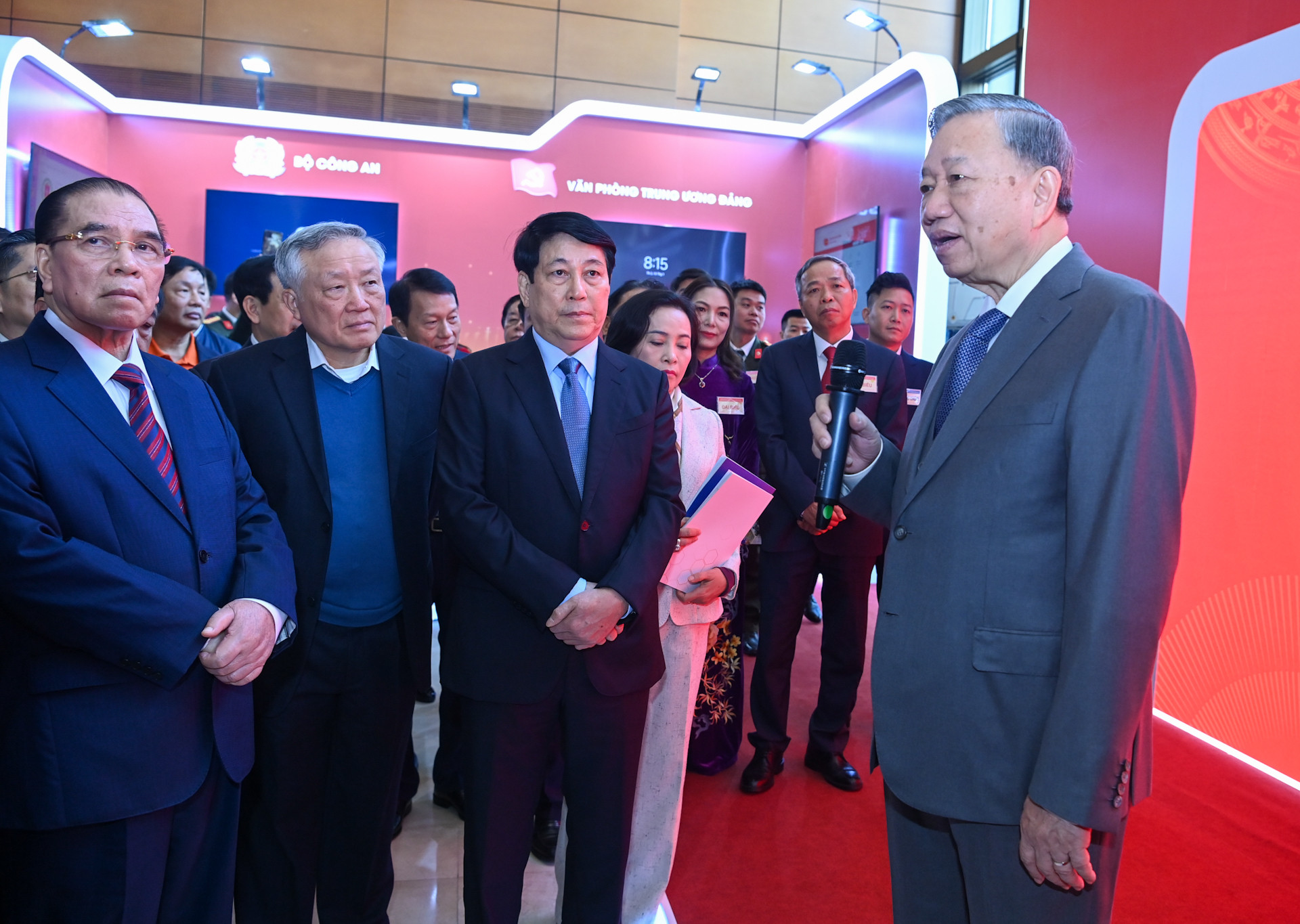 Tổng Bí thư Tô Lâm phát biểu tại trưng bày các sản phẩm khoa học, công nghệ.