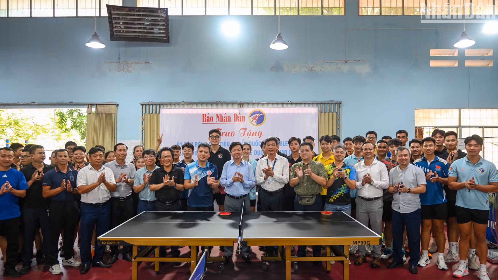 Ban Tổ chức Giải vô địch bóng bàn quốc gia Báo Nhân Dân trao tặng bàn bóng bàn cho Trường đại học Thể dục Thể thao Đà Nẵng. 