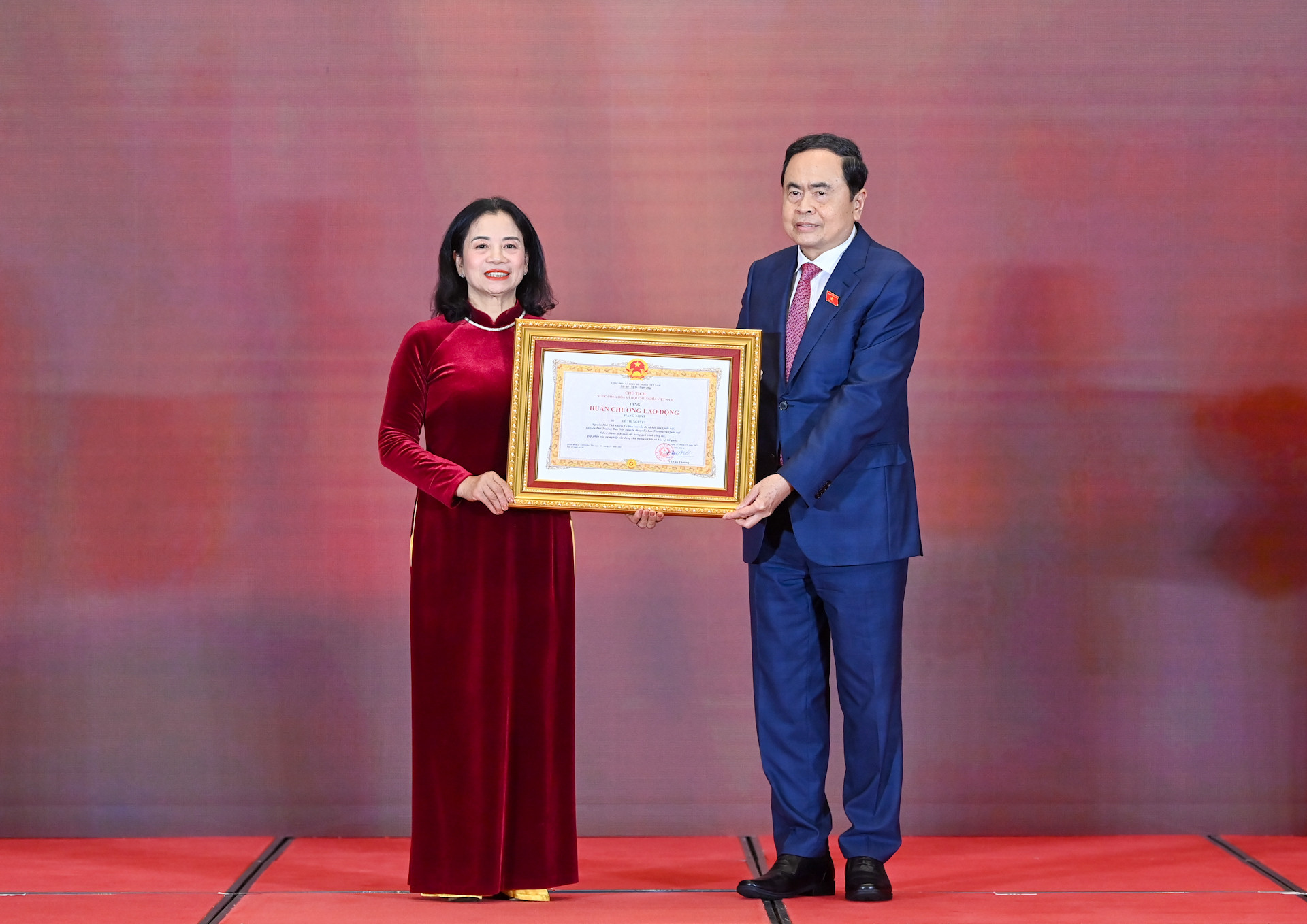 Chủ tịch Quốc hội Trần Thanh Mẫn trao Huân chương Lao động hạng Nhất tặng đồng chí Lê Thị Nguyệt.