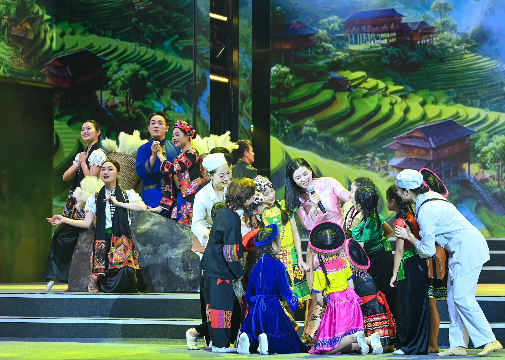 Một tiết mục tại chương trình nghệ thuật chính luận với chủ đề “Bản hùng ca người chiến sĩ áo trắng”.