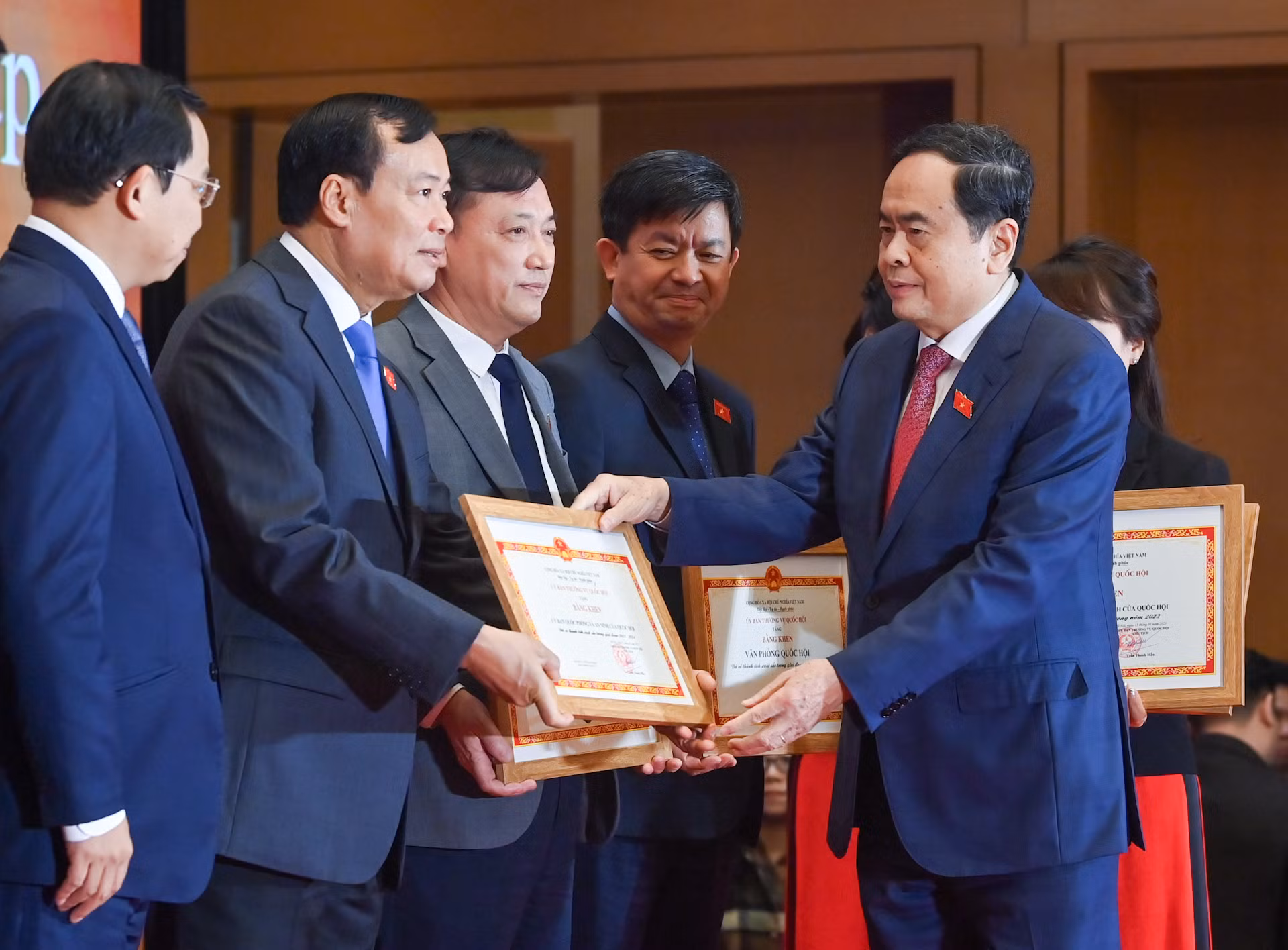 Chủ tịch Quốc hội Trần Thanh Mẫn trao bằng khen của Ủy ban Thường vụ Quốc hội tặng các tập thể.