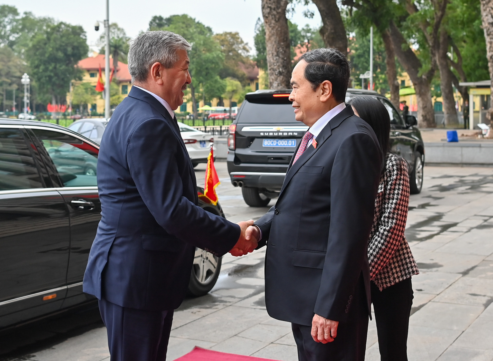 Chủ tịch Quốc hội Trần Thanh Mẫn đón Thủ tướng Kyrgyzstan Adylbek Kasymaliev.