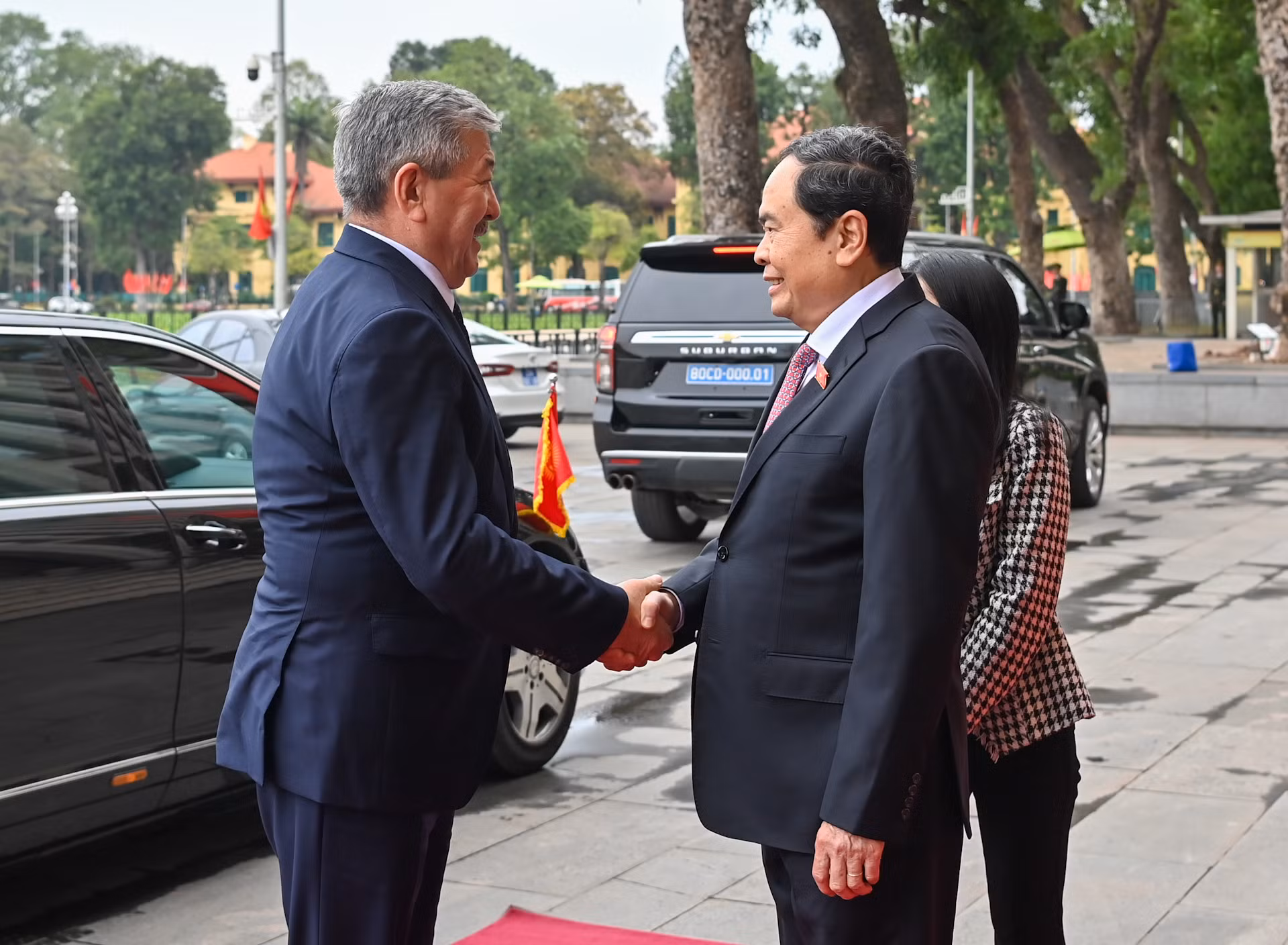 Chủ tịch Quốc hội Trần Thanh Mẫn đón Thủ tướng Kyrgyzstan Adylbek Kasymaliev.